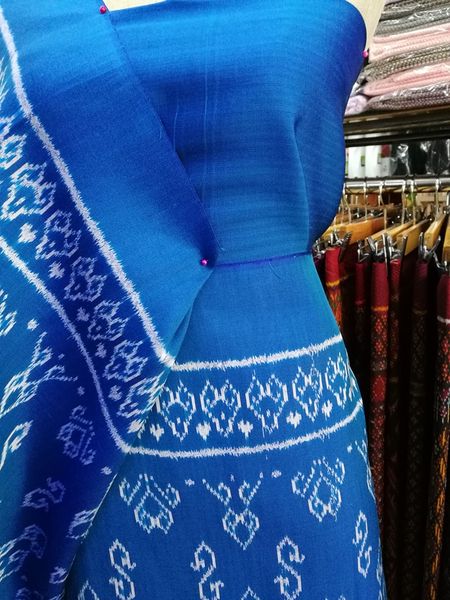 (ผ้าชุด)ไหมมัดหมี่ 3ตะกอ ไหมแท้ (ผ้าลาย 2หลา+สีพื้น2หลา) ลายดอกรักราชกัญญา สีฟ้า รหัส M3-NY0504661