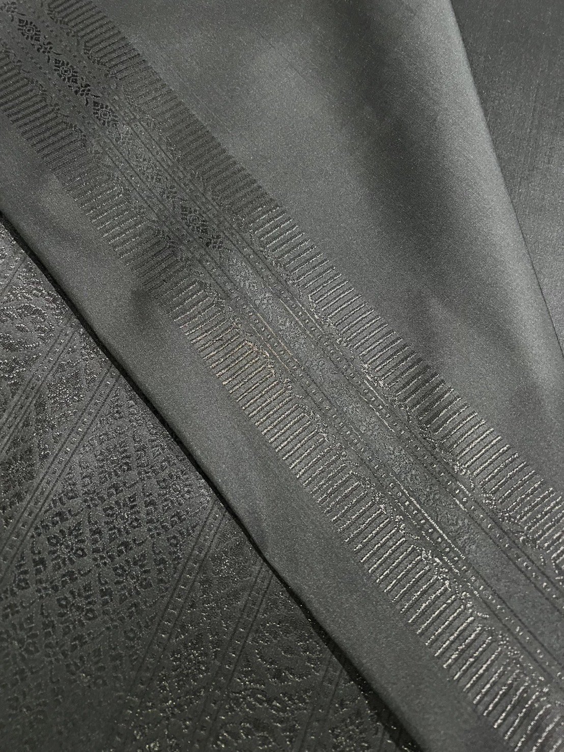 (ผ้าชุด)ผ้าไหมยกดอกลำพูน ยกดอกดิ้นดำเกาะเชิงดิ้นดำ ขนาด 1.02x4.43เมตร ลายรวยไม่เลิก พื้นสีดำ รหัส N90-29-TR0550