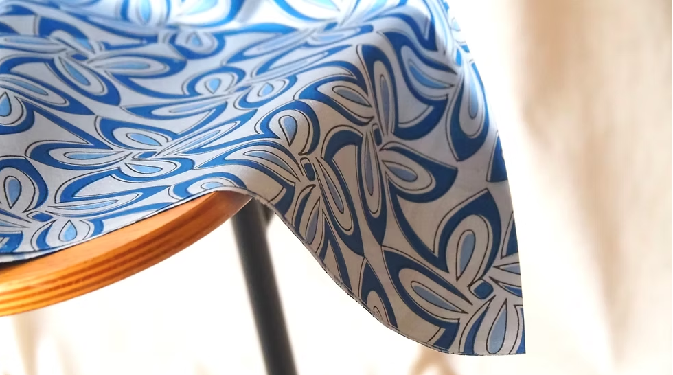 ผ้าไหมพิมพ์ลาย 2เส้น เนื้อเรียบ (ราคาต่อหลา) ลายดอกไม้ พื้นสีฟ้าเทา รหัส A4-CT-103498