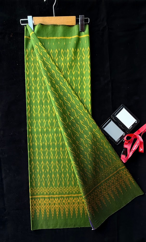 ซิ่น ผ้าไหมมัดหมี่ ไหมบ้าน 3ตะกอ ขนาด 1x2 เมตร ลายขอพระราชทาน สีเขียว รหัส PCS-NY-1122688