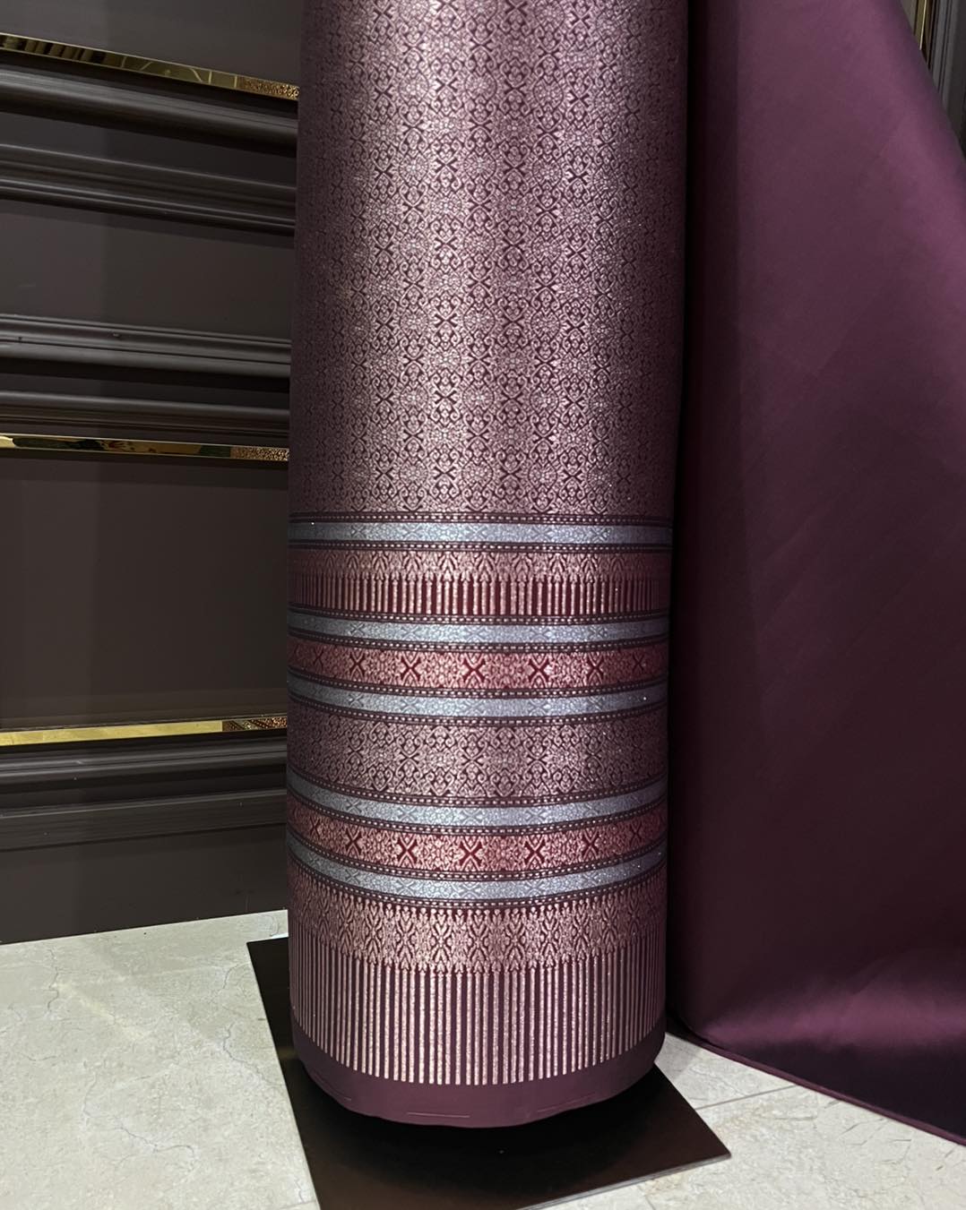 (ผ้าชุด)ผ้าไหมยกดอกลำพูน เกาะเชิงดิ้นโรสโกลด์ ขนาด 1.03x4.38 เมตร ลายแก้วนรวัลย์ พื้นสีแดงไวท์ รหัส N90-29-0922681