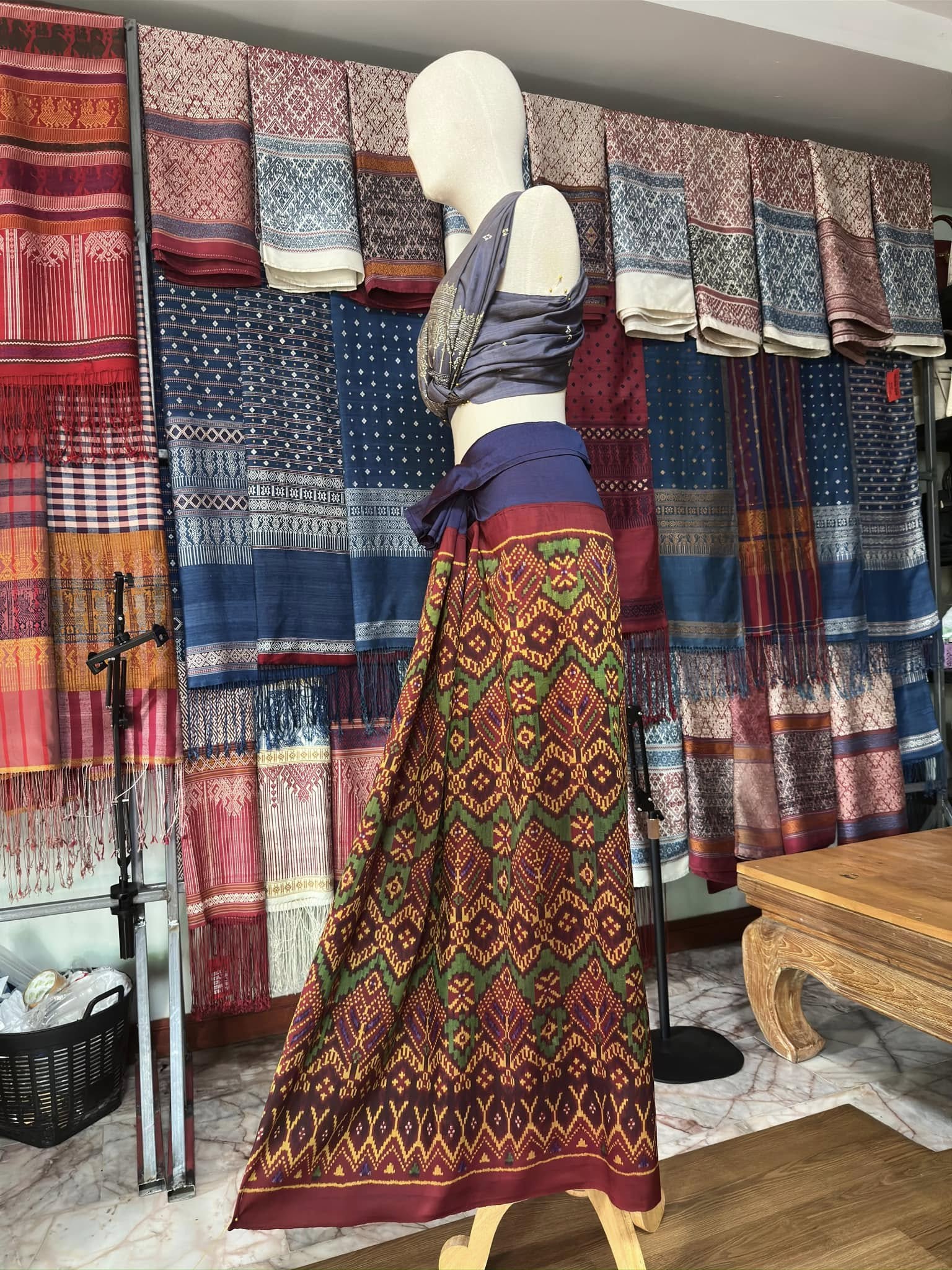 ซิ่น พระตะบอง ผ้าจามทอสามตะกอ ขนาด 116x170ซม พื้นสีน้ำเงินแดง รหัส N9-SIL-AJ11