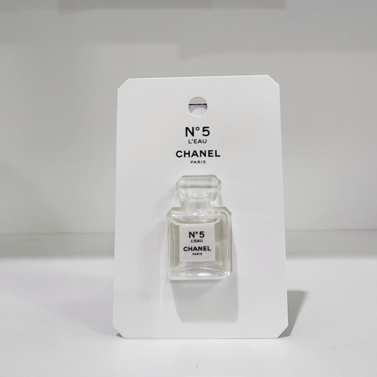 น้ำหอมจิ๋วมินิ Chanel no 5 L'eau Eau De Toilette Spray for women 1.5ml แบบแต้มมีกล่อง ( Mini Perfume น้ำหอมขนาดพกพา) น้ำหอมจิ๋วมินิ ขวดน่ารัก ตั้งโชว์ก็สวย พกพาก็สะดวก หัวแต้มตามจุดชีพจร