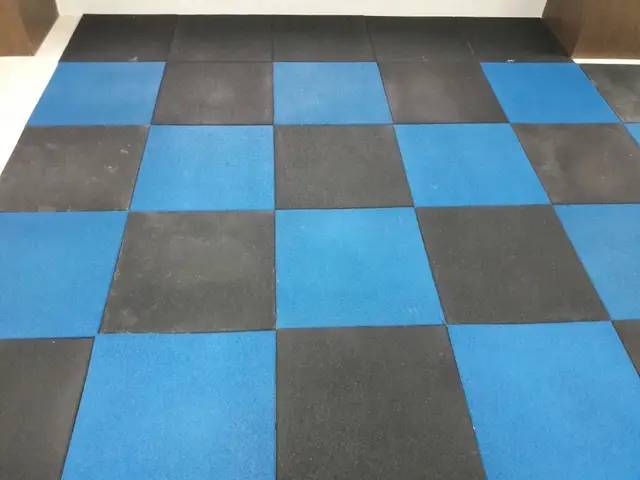 พื้นยางสนามเด็กเล่น พื้นยางสังเคราะห์ แบบมีตัวล็อคหนา20มิลราคา750บาท