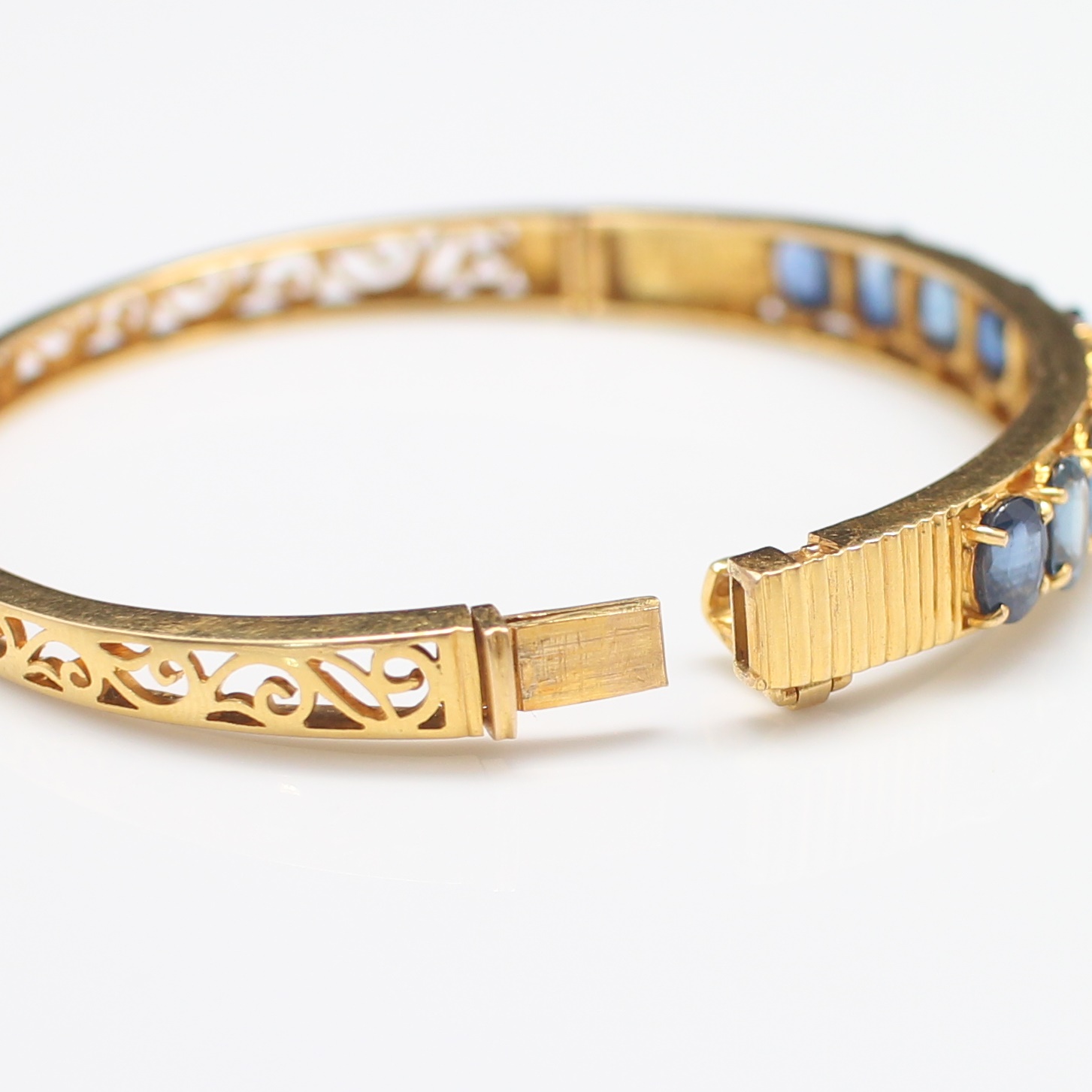 BL25059 กำไลไพลินแถวครึ่งวงทองฉลุลาย ทองแท้ 90% นน.รวม 21.8 กรัม เส้นผ่านศูนย์กลาง 5.5 ซม.