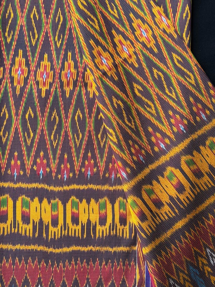 ซิ่น ผ้าไหมมัดหมี่ 3ตะกอ ทอควบเส้น ขนาด 1x2 เมตร ลายขอประยุกต์ พื้นสีแดง รหัส PCS-NY-11226824