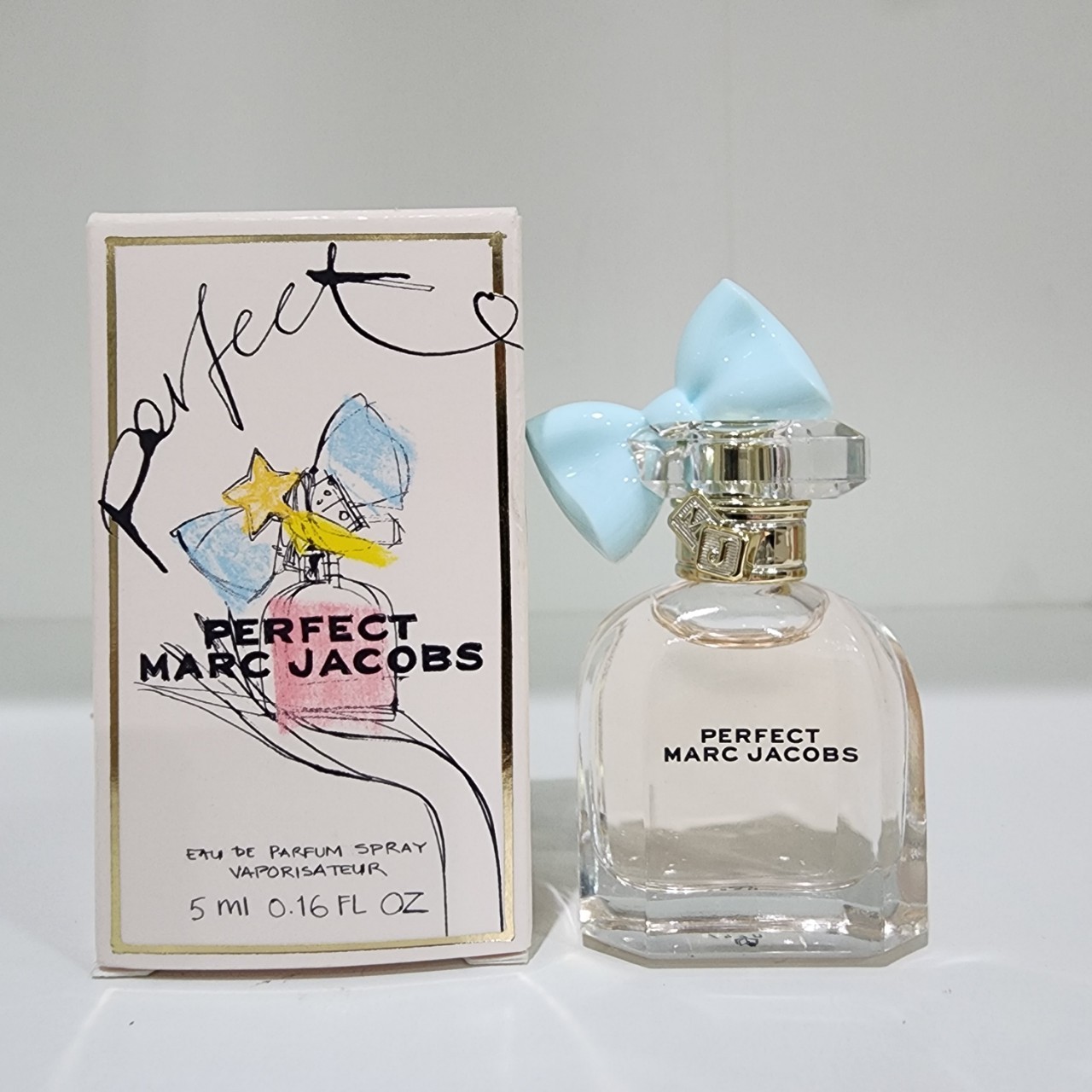 น้ำหอมจิ๋วมินิ Marc Jacobs Perfect EDP 5ml แบบแต้มมีกล่อง ( Mini Perfume น้ำหอมขนาดพกพา) น้ำหอมจิ๋วมินิ ขวดน่ารัก ตั้งโชว์ก็สวย พกพาก็สะดวก หัวแต้มตามจุดชีพจร