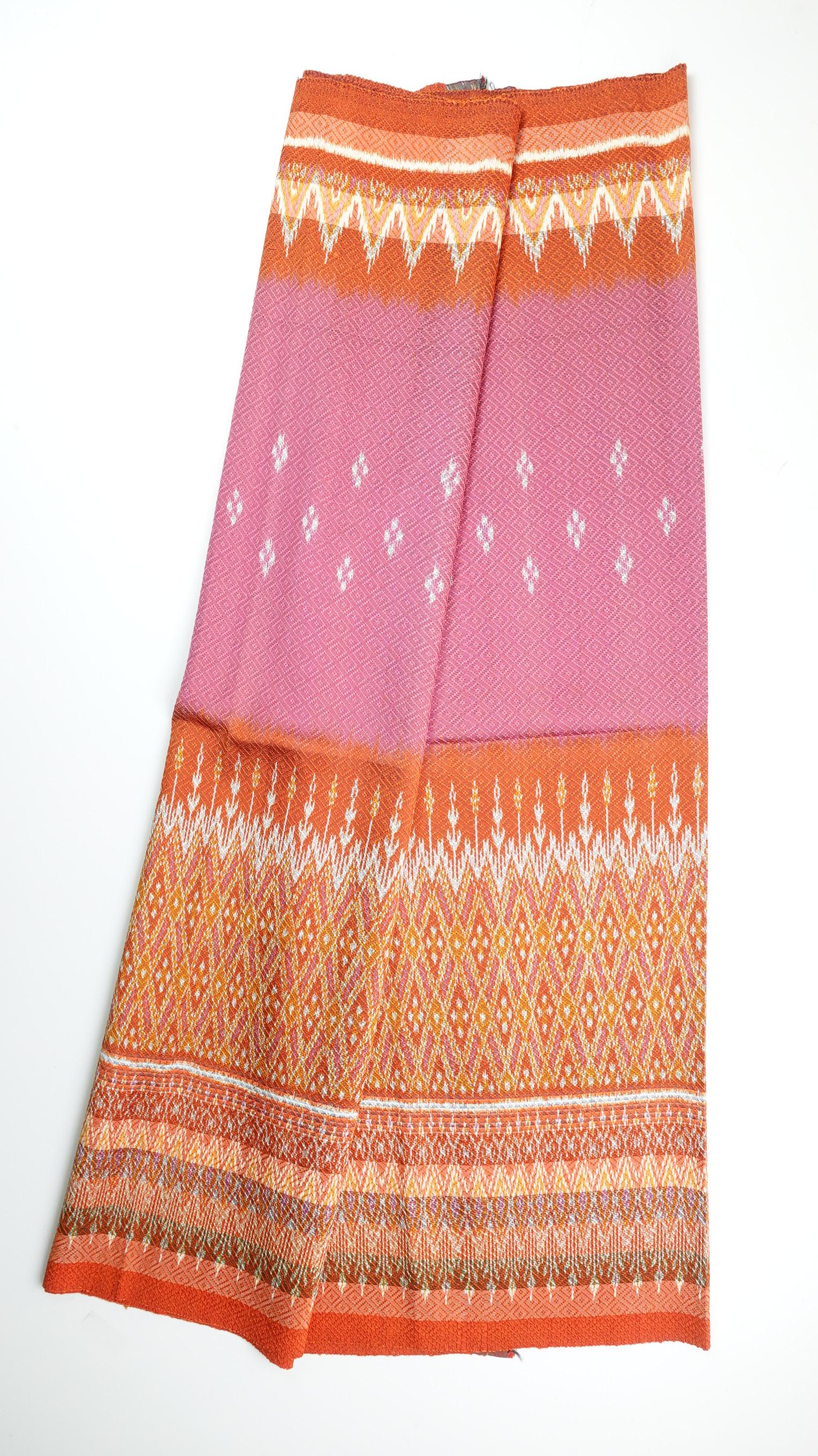 (ผ้าชุด)ไหมมัดหมี่ 6ตะกอ ไหมแท้ (ผ้าลาย 2เมตร+สีพื้น2เมตร) ท้องผ้าสีชมพู ตีนส้ม รหัส L8A-ME-066-1222674