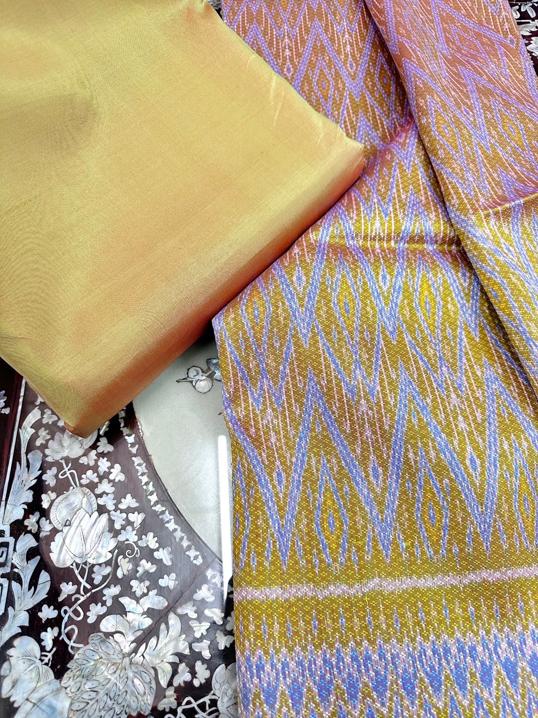 (ผ้าชุด)ผ้าไหมมัดหมี่ ยกดอกลูกแก้ว (ผ้าลาย 2เมตร+สีพื้น 2เมตร) เฉดสีเหลืองทองคราม รหัส L8A-ST-0111681503