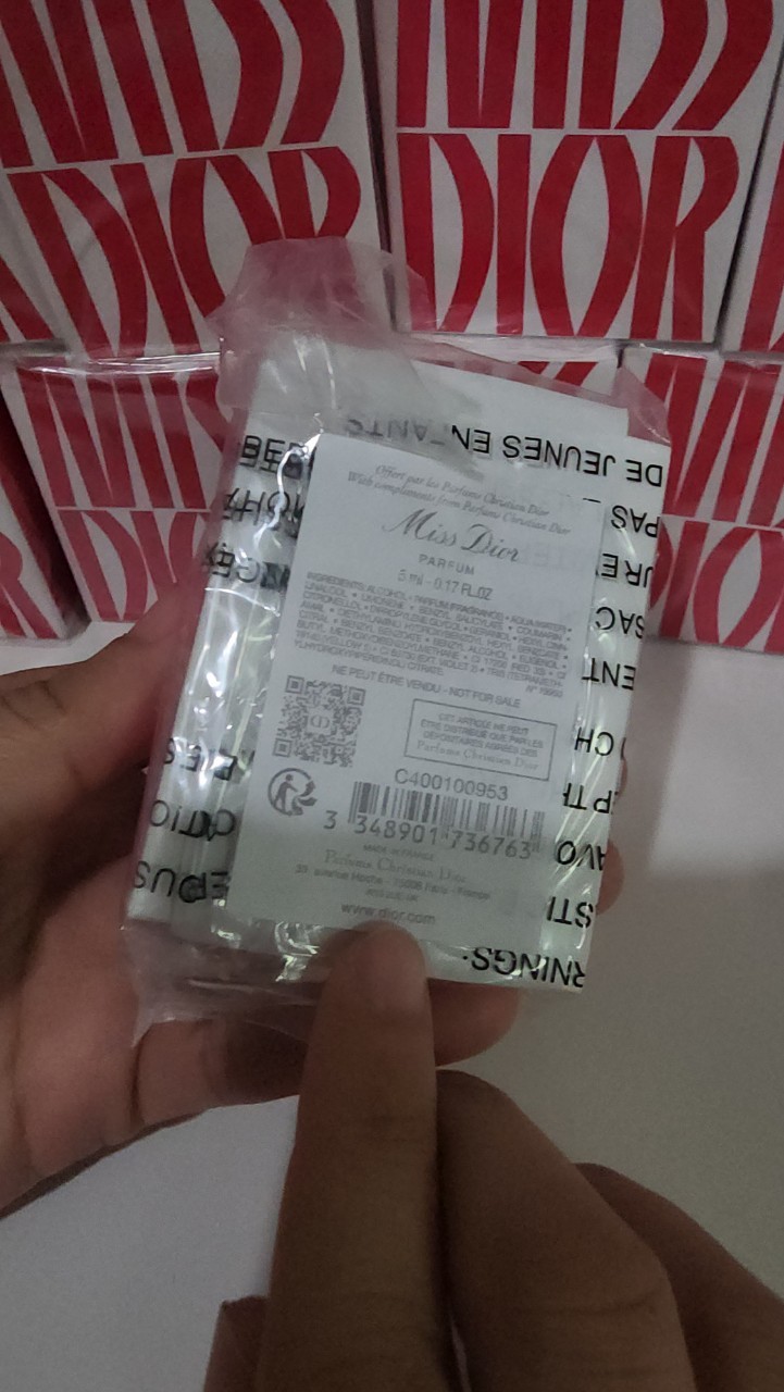 น้ำหอมจิ๋วมินิ Dior Miss Dior Parfum 5ml พร้อมกล่อง Limited สวยม๊ากๆๆ แบบแต้มมีกล่อง ( Mini Perfume น้ำหอมขนาดพกพา) น้ำหอมจิ๋วมินิ ขวดน่ารัก ตั้งโชว์ก็สวย พกพาก็สะดวก หัวแต้มตามจุดชีพจร