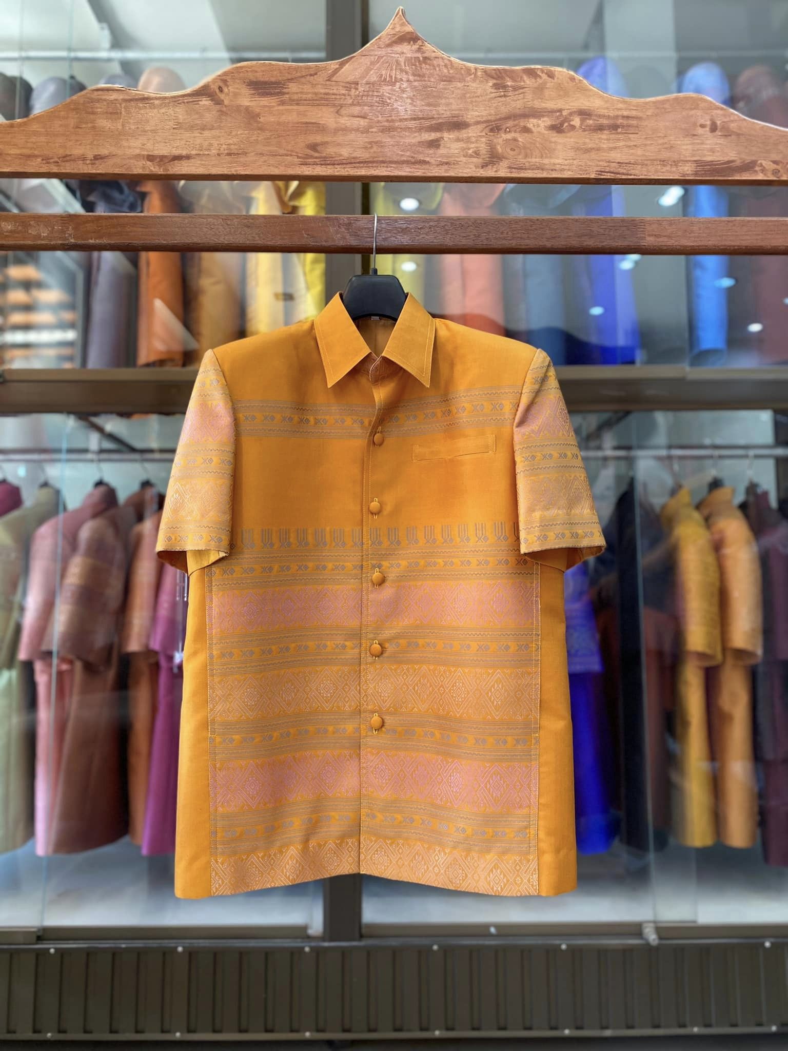 เสื้อสูทไหมแพรวา แขนสั้น พื้นสีเหลืองทอง ไซส์ M รหัส DR-BM-12156609448