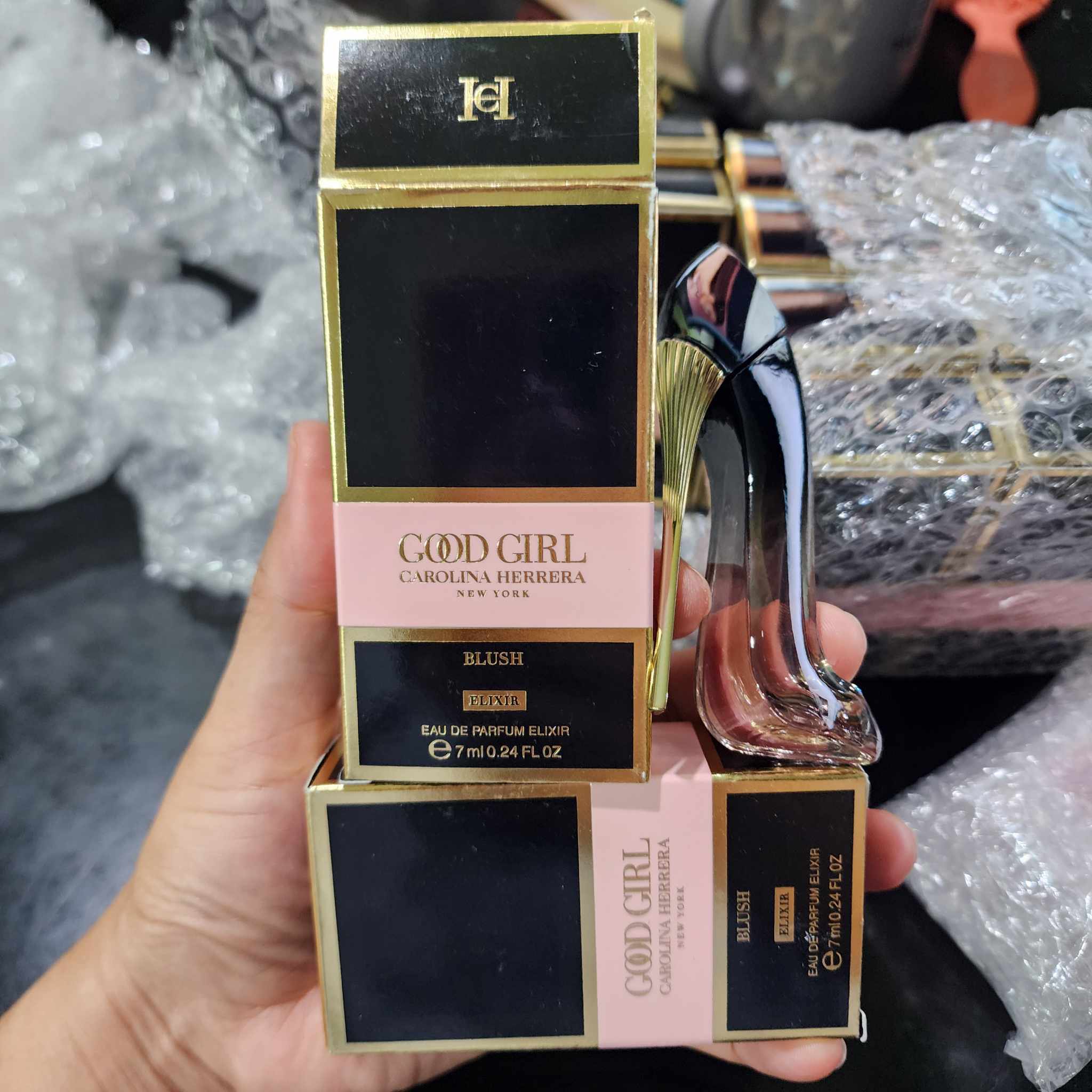 น้ำหอมจิ๋วมินิ Carolina Herrera Good Girl 𝐁𝐥𝐮𝐬𝐡 𝐄𝐃𝐏 𝐄𝐥𝐢𝐱𝐢𝐫 7mlแบบแต้มมีกล่อง ( Mini Perfume น้ำหอมขนาดพกพา) น้ำหอมจิ๋วมินิ ขวดน่ารัก ตั้งโชว์ก็
