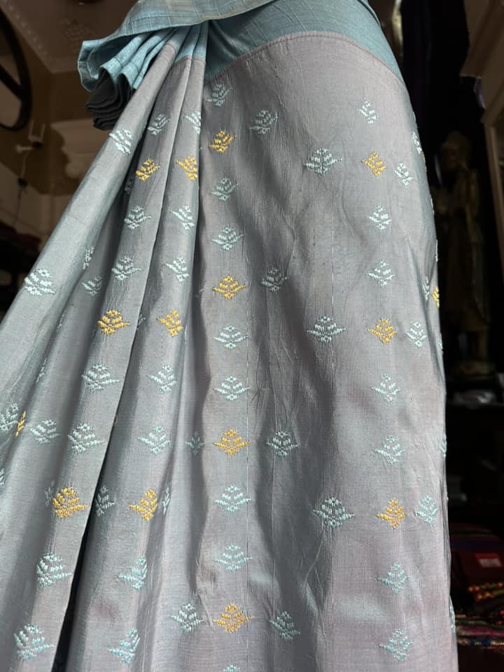 ซิ่น ผ้าซิ่นอัญญานาง ไหมบ้านทอมือ สีธรรมชาติ ขนาด 120x190ซม ลายบัวสวรรค์ พื้นสีฟ้า รหัส N9-SIL0530663