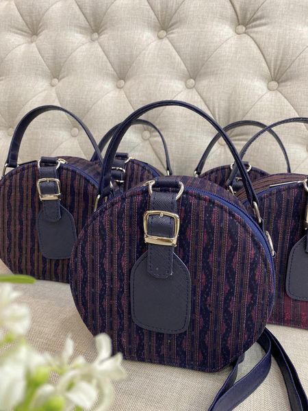 กระเป๋าถือ มัดหมี่ไหมแท้ พื้นสีน้ำเงิน รหัส GLA-BM-0621671407