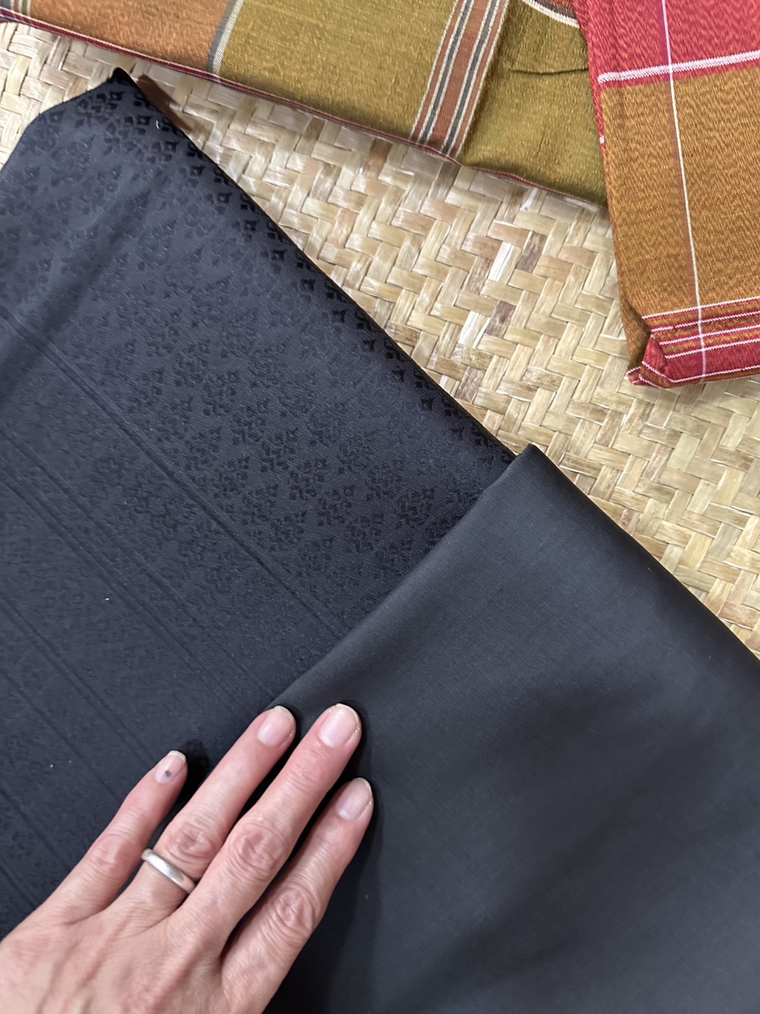 (ผ้าชุด)ไหมยกสุรินทร์ ขนาด 1x4เมตร (ผ้าลาย 2เมตร+สีพื้น 2เมตร) สีดำ รหัส N10-AA-1102681