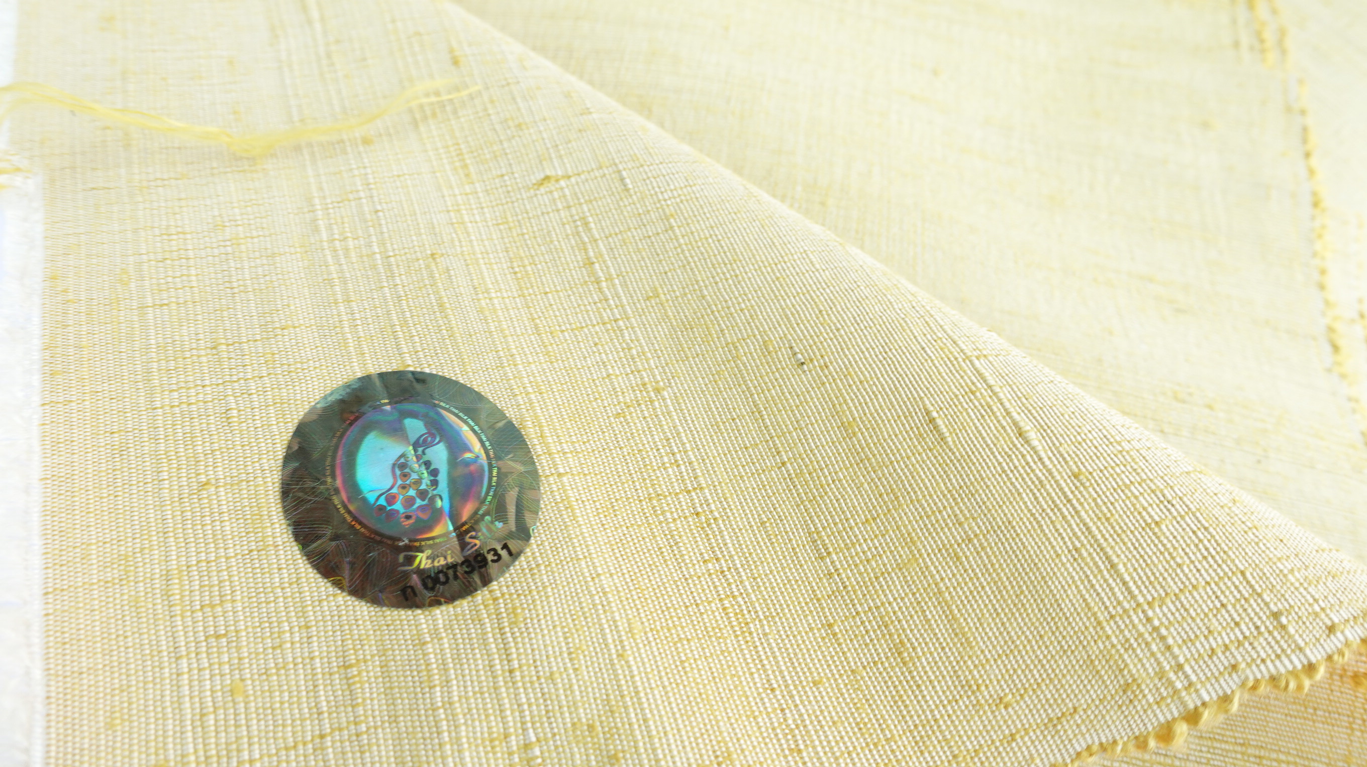 ผ้าไหมสีพื้น ไหมลืบเนื้อหยาบหนา ไหมแท้มีขี้ไหม สีธรรมชาติ สีเหลืองอ่อน (ราคาต่อเมตร) รหัส D-76-P4474