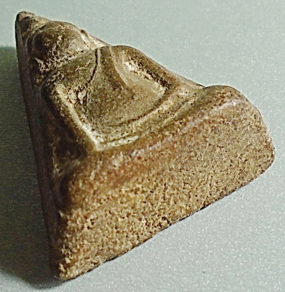 พระนางพญา อาจารย์ถนอม วัดนางพญา พิมพ์เข่าโค้ง เนื้อดิน ปี 2514 จ.พิษณุโลก พิมพ์ใหญ่ (นิยม)