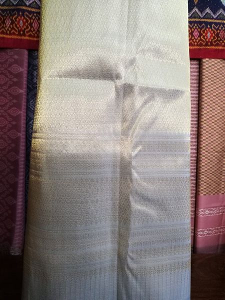 (ผ้าชุด)ไหมยกสุรินทร์ ขนาด 1x4เมตร (ลาย 2เมตร+สีพื้น 2เมตร) สีเทา รหัส N10-NY0315667