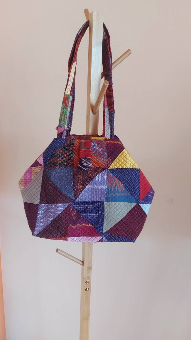 กระเป๋าถือ ผ้าไหมแท้ พรีออเดอร์ 14 วัน ต่อลาย คละสี คละลาย รหัส GLA-26-10106711