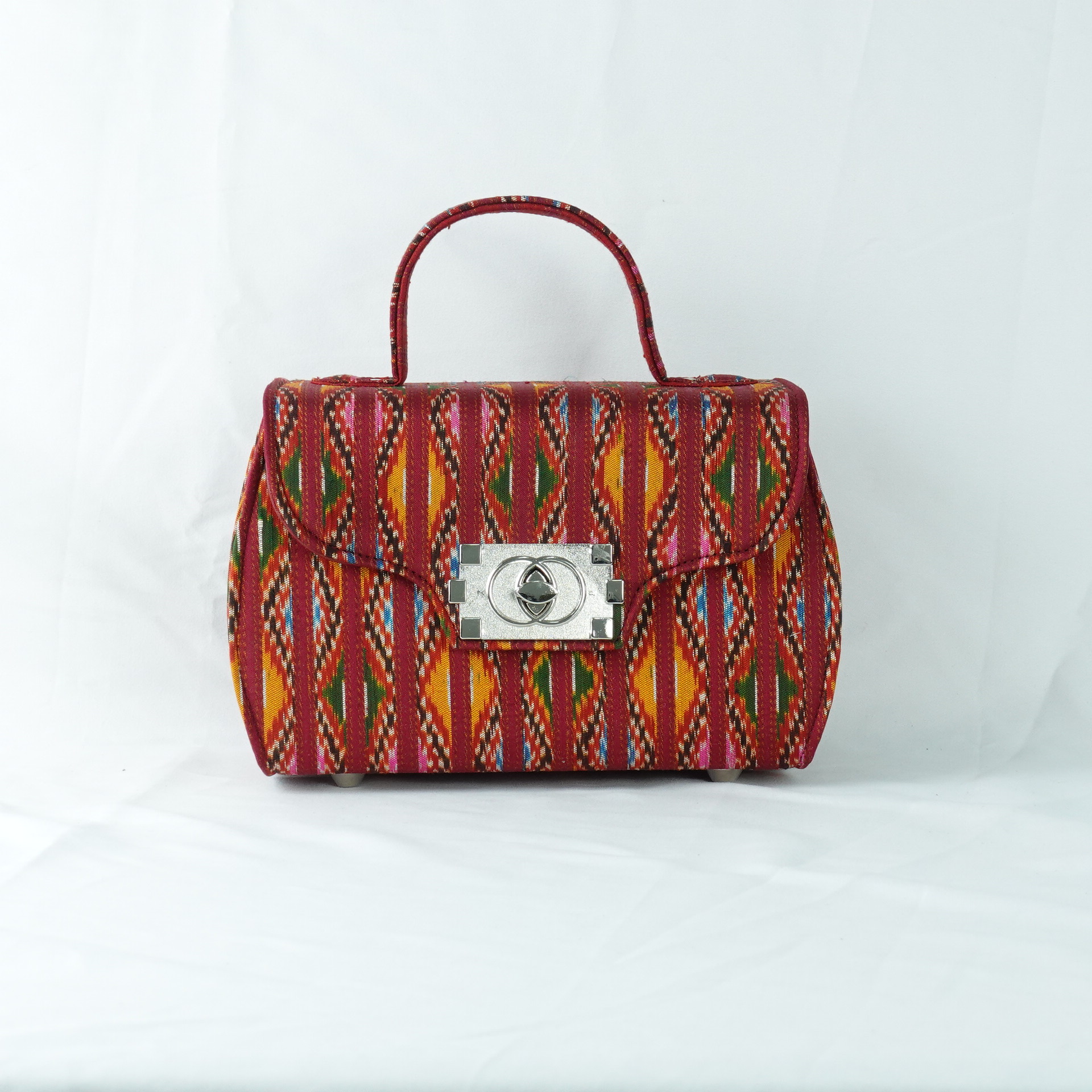 กระเป๋าถือผ้าไหม ขนาด 21x13x10ซม.ความสูงหูจับ 7ซม. สีแดง รหัส GLA-TT-060468147