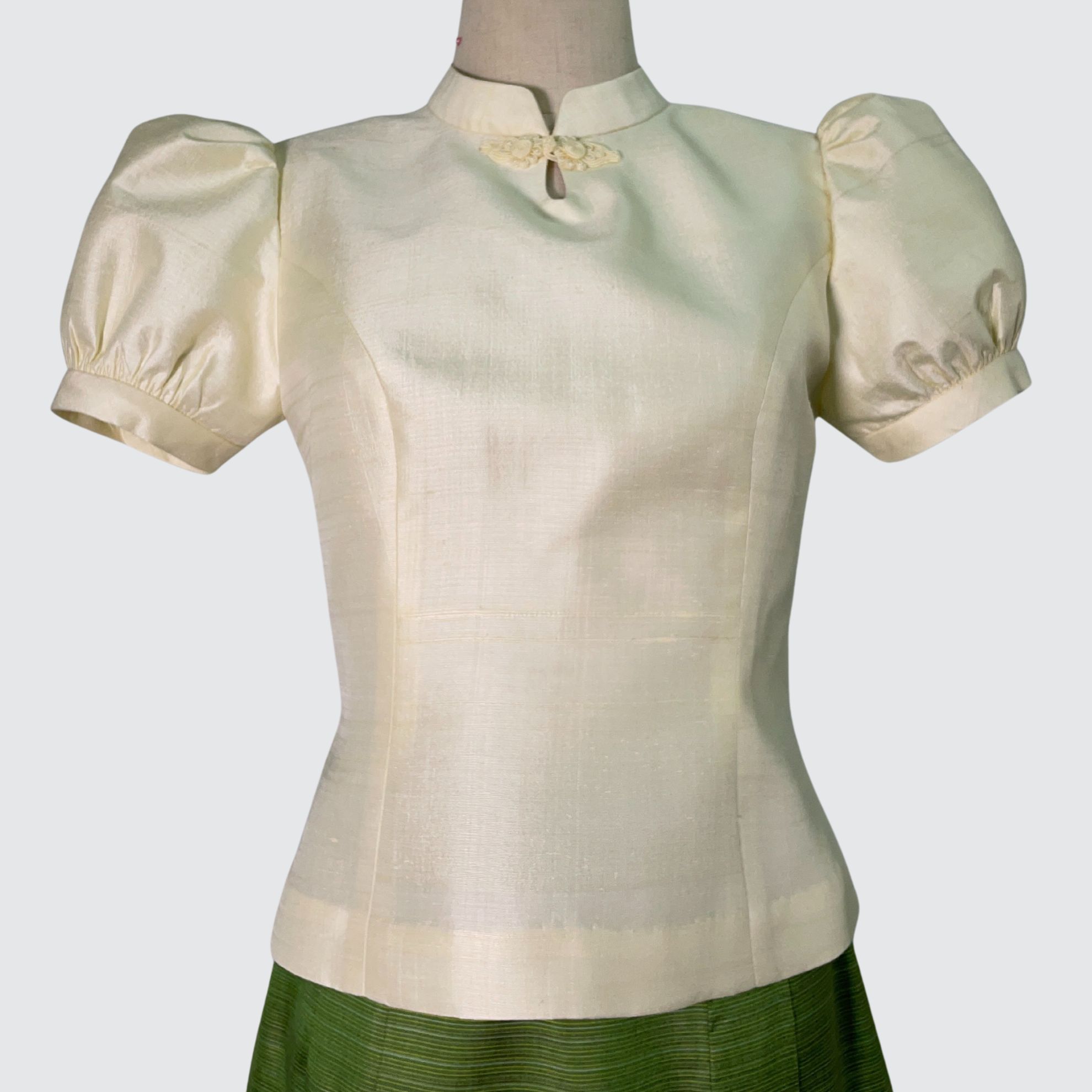 เสื้อเเขนสั้น ตัดเย็บจากผ้าไหมสีพื้น เนื้อหยาบ ไหมแท้ 100% | ตัดเย็บตามรูปร่าง | เลือกผ้า ส่งไซส์ได้