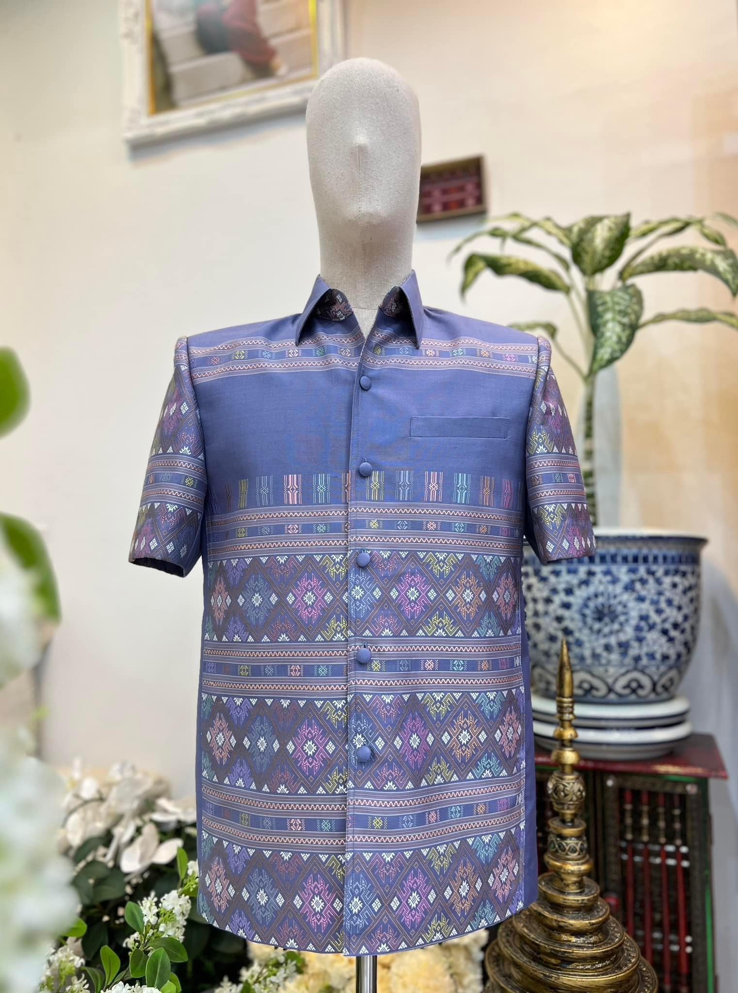 เสื้อสูทไหมแพรวา ลายเกาะ แขนสั้น พื้นสีฟ้า เลือกไซส์ รหัส DR-BM-03276708583