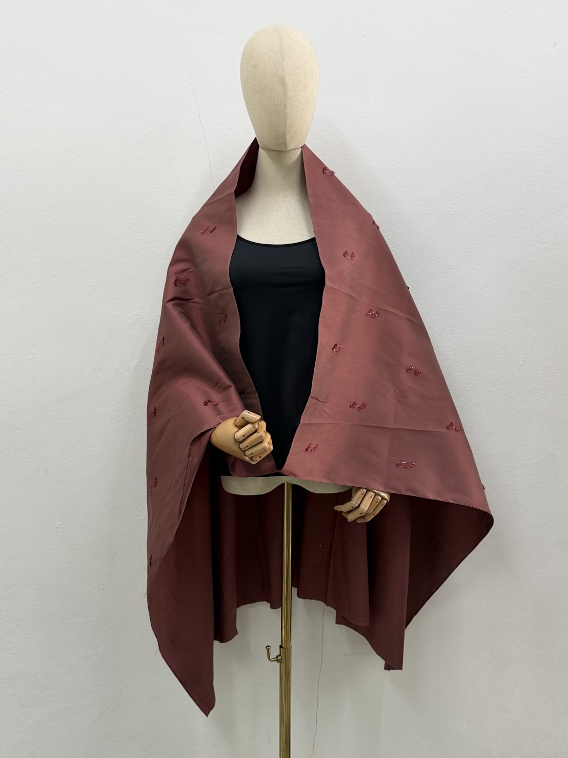 ผ้าพันคอ ลายแฟนซี ไหมแท้ แต่งลายโบว์ สีแดงอมชมพู ขนาด1เมตรx1.45เมตร รหัส MC-CT-ME-0825681