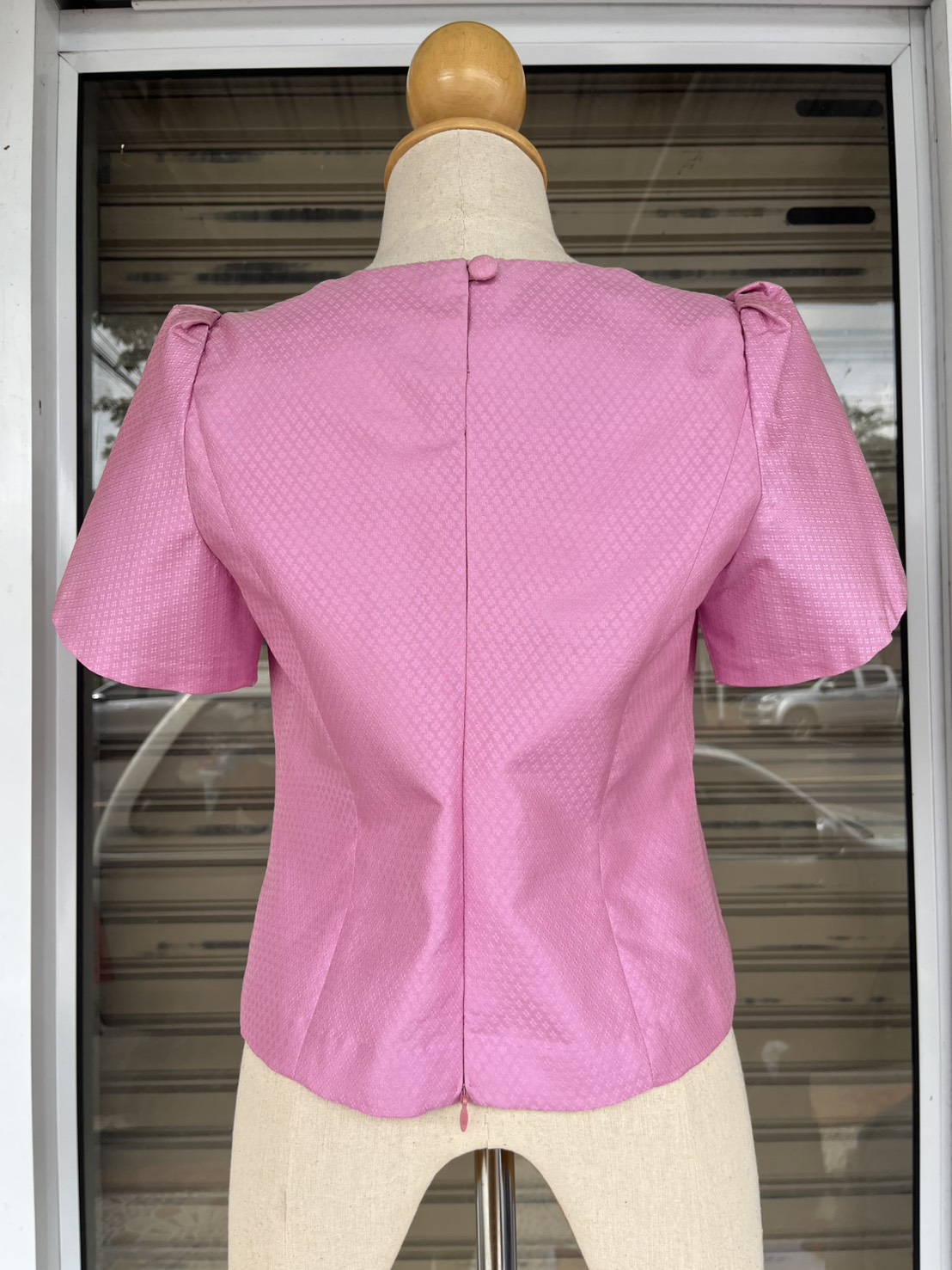 เสื้อสตรี สีพื้น เนื้อยกดอก ไหมแท้ 100% | เลือกไซส์ | เลือกสีได้โดยแจ้งรหัสผ้าที่หมายเหตุ รหัส WD-PTS-109683