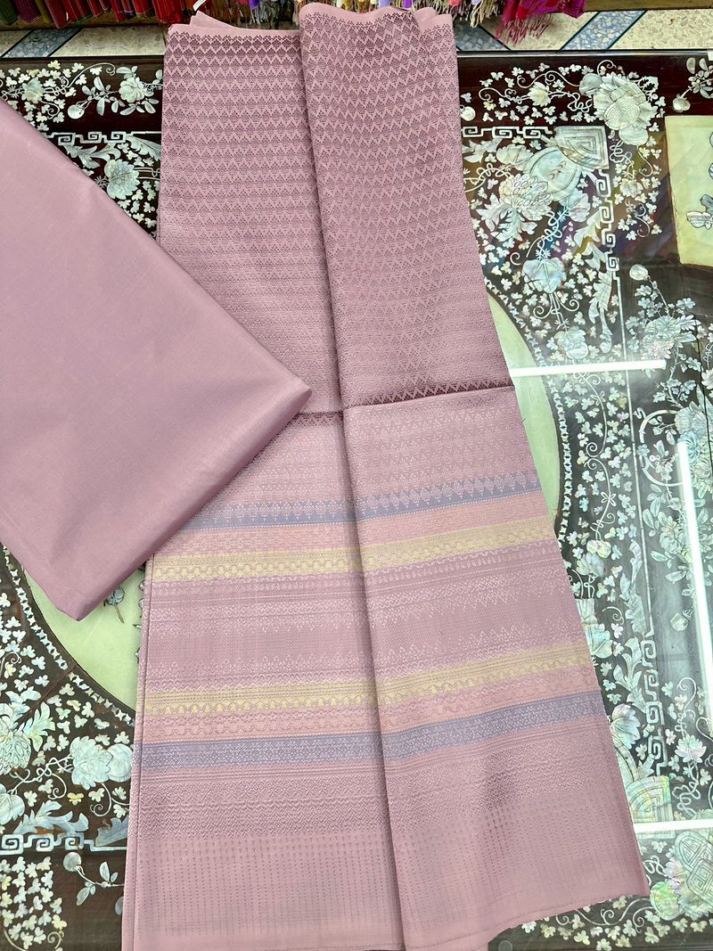 (ผ้าชุด)ไหมยกสุรินทร์ ขนาด 1x4เมตร (ลาย 2เมตร+สีพื้น 2เมตร) สีชมพูกะปิอ่อน รหัส N10-ST-051968121