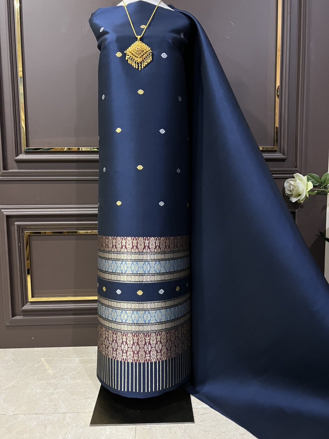 (ผ้าชุด)ผ้าไหมยกดอกลำพูน ยกดิ้นสองกษัตริย์ ขนาด 1.02x4.33เมตร ลายดอกลอย พื้นสีกรมท่า รหัส N90-29-TR0487