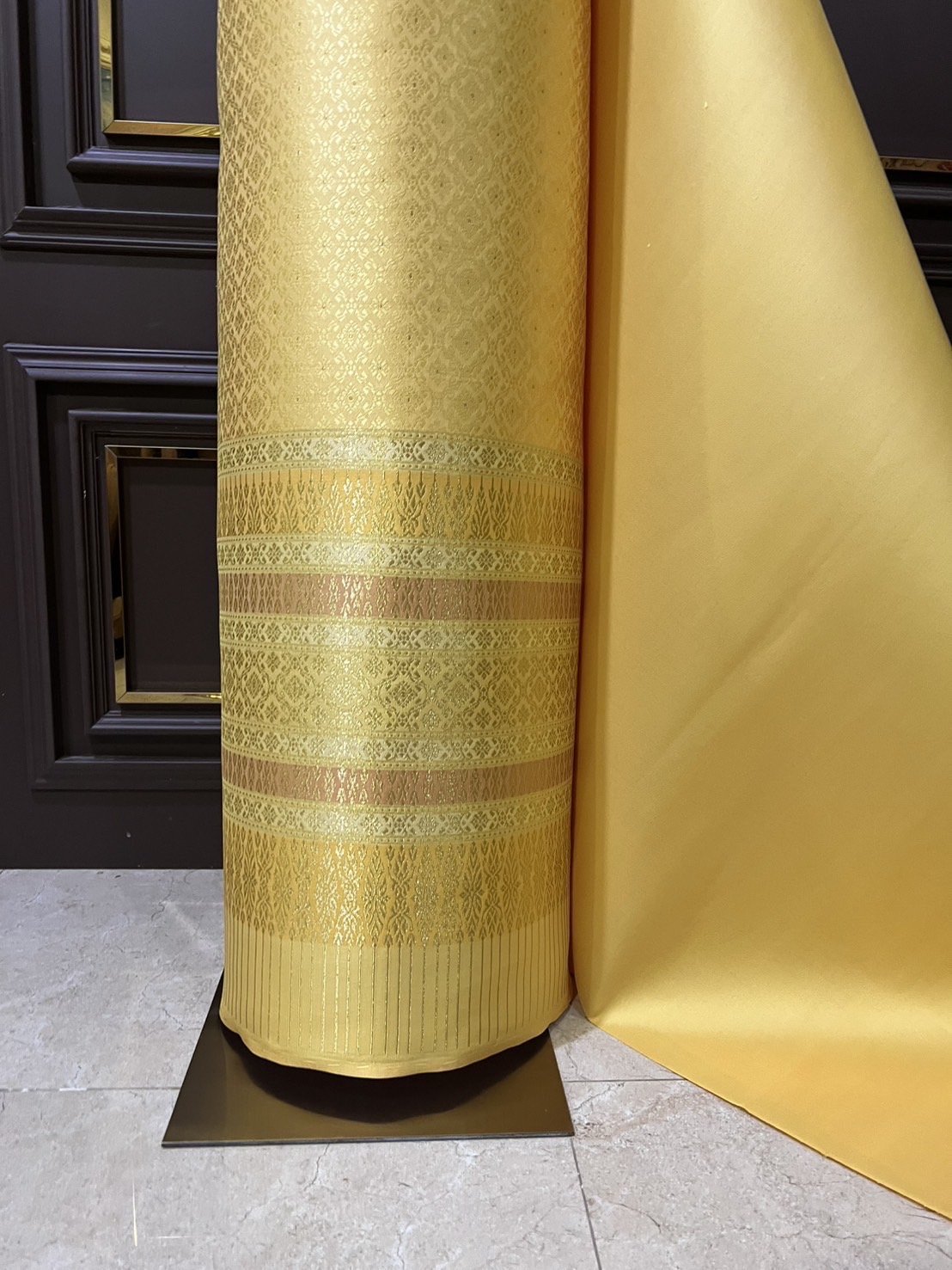 (ผ้าชุด)ผ้าไหมยกดอกลำพูน เกาะเชิงดิ้นทอง ขนาด 1.02x4.40เมตร ลายซุ้มขจร พื้นสีเหลือง รหัส N90-29-TR0456