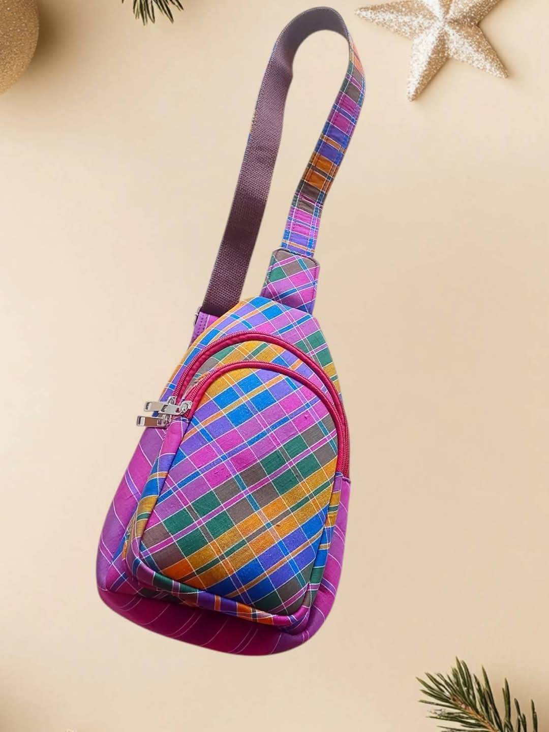 กระเป๋าเป้ ผ้าไหมแท้ ลายผ้าขาวม้า ขนาด 32x23x10ซม. สีคละสี รหัส GO-ME-0120681