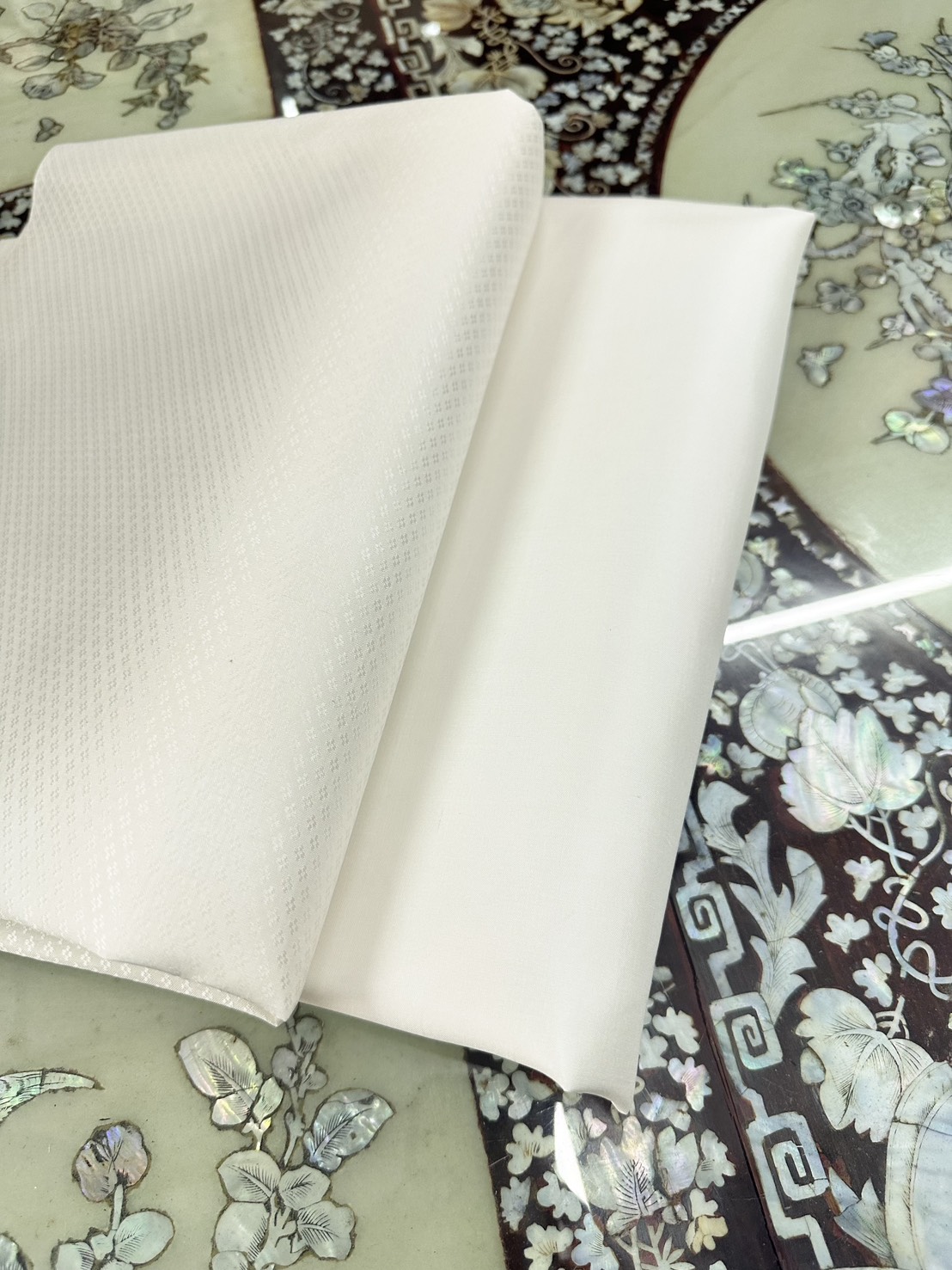 (ผ้าชุด)ไหมสีพื้น ตัดได้1ชุด (ผ้าพื้น2หลา+ผ้าซิ่น2หลา) เฉดสีขาวครีมออฟไวท์ รหัส BC B5-0088+C-60069