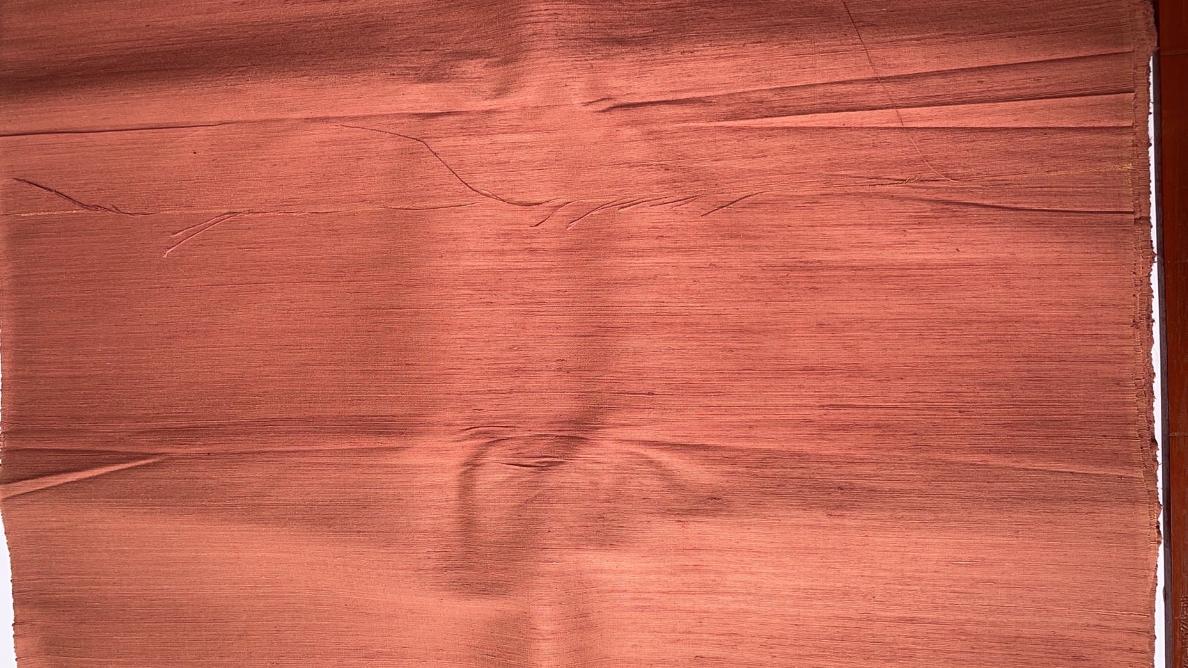 ผ้าไหมสีพื้น ไหมลืบเนื้อหยาบหนา ไหมแท้มีขี้ไหม สีแดงครั่ง (ราคาต่อเมตร) รหัส D-76-P4450