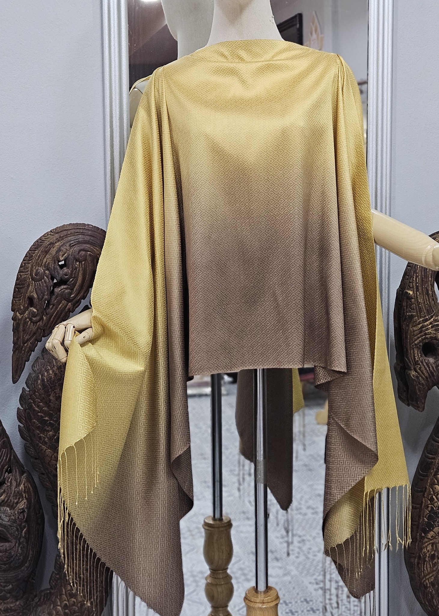 ผ้าคลุมไหล่ไหม ยกดอกลูกแก้ว ไล่เฉดสี ขนาด 60x200ซม. สีน้ำตาล-สีทอง รหัส ZYE-TT-1007681