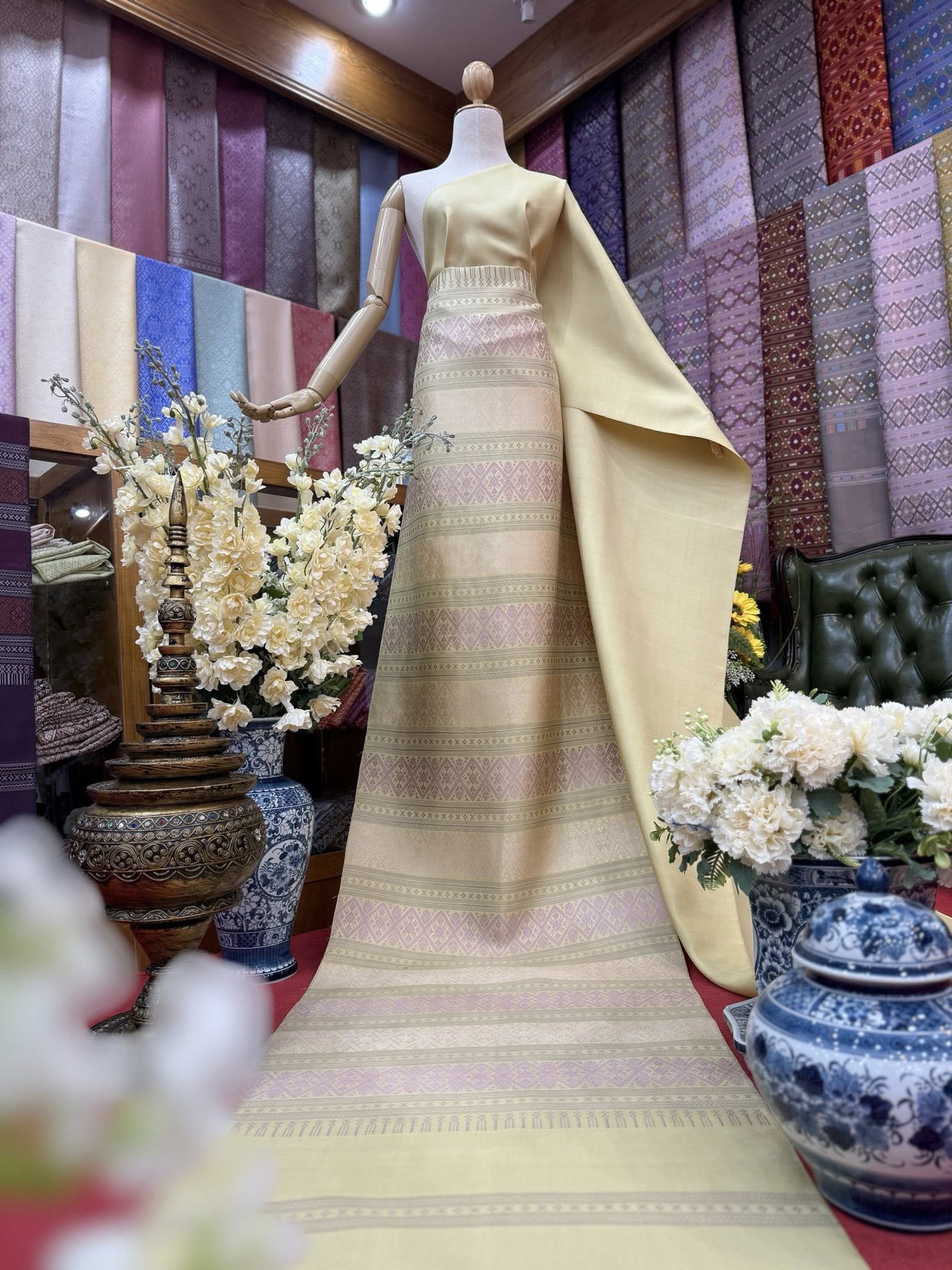 (ผ้าชุด)ไหมแพรวา ตัดชุดลายล่วงสามสี ขนาด 63x500ซม. (ลาย 2.3เมตร+สีพื้น 2.7เมตร) พื้นสีเหลืองครีม รหัส P10-BM-0905685
