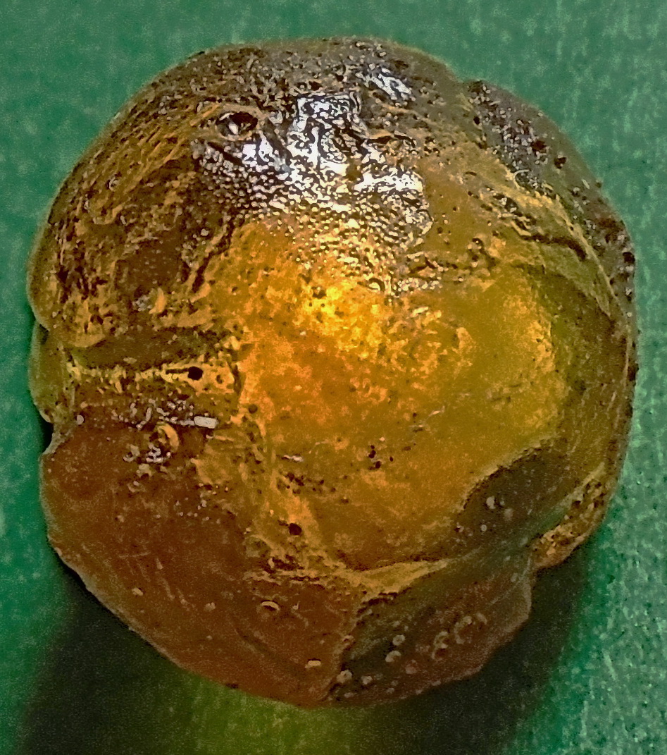 ลูกอมทองไหลรุ่นแรก พิมพ์ทรงดอกบัว หลวงพ่อทอง วัดเขาตะเครา ปี 2527 จ.เพชรบุรี