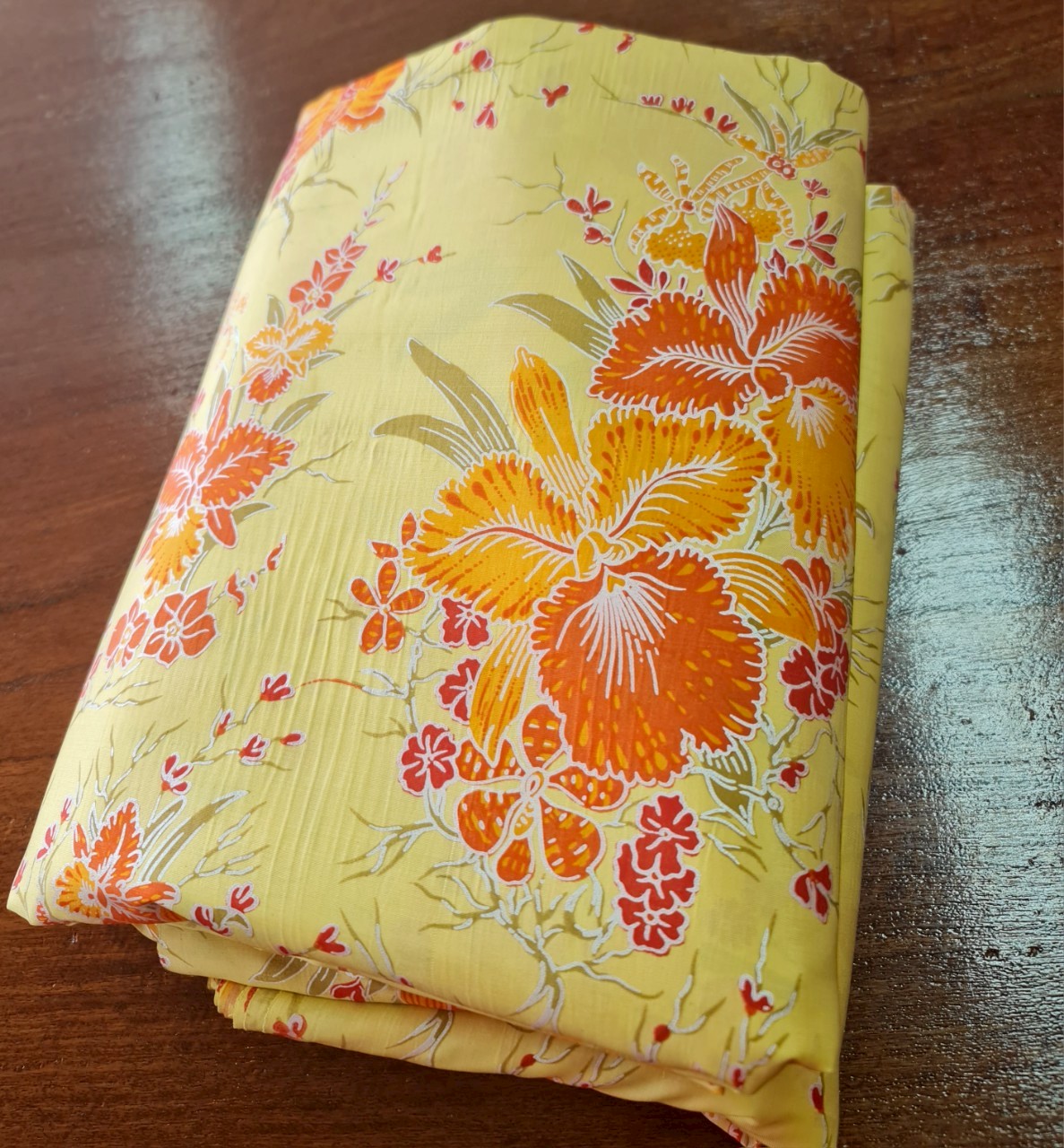 ผ้าไหมพิมพ์ลาย เนื้อเรียบ ขายตามความยาวเมตร ลายดอกไม้ สีเหลือง รหัส A4-119-0719687