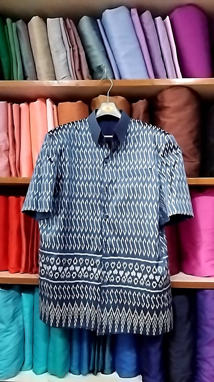 เสื้อซาฟารี คอปก ผ้าไหม พิมพ์ลาย เนื้อเรียบ ลายขอพระราชทาน ไซส์ XL สีน้ำเงินกรมท่า รหัส DS-NY-1206671