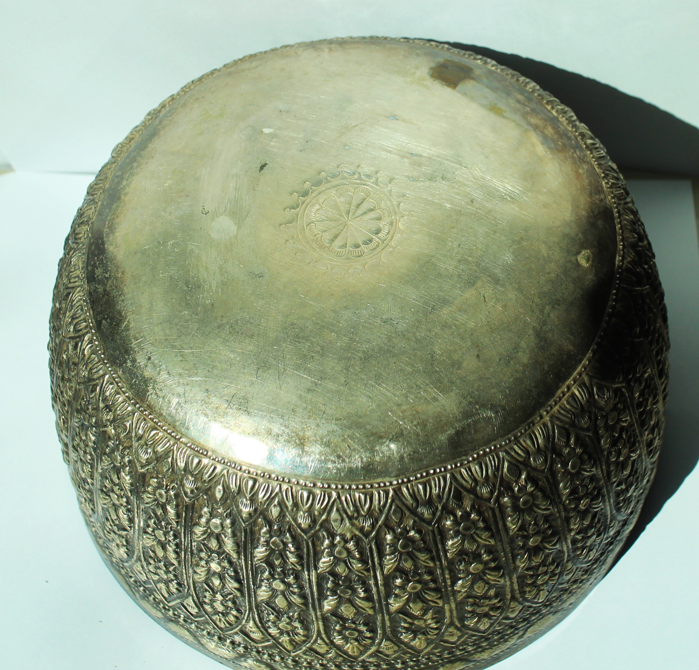 SI116 ขันเงินลายไทย งานเก่าเก็บ เงินแท้ 92.5% ปากขันกว้าง 22 cm. ลึก 11.5 cm. นน. 364.4 กรัม