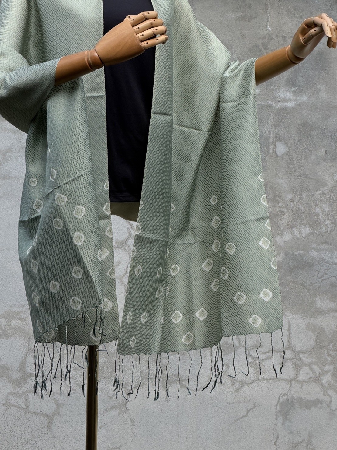 ผ้าคลุมไหล่ไหม ยกดอก มัดย้อม ไล่เฉดสี ขนาด 65x200ซม. สีเขียวไข่กา รหัส ZYE-TT-1206681