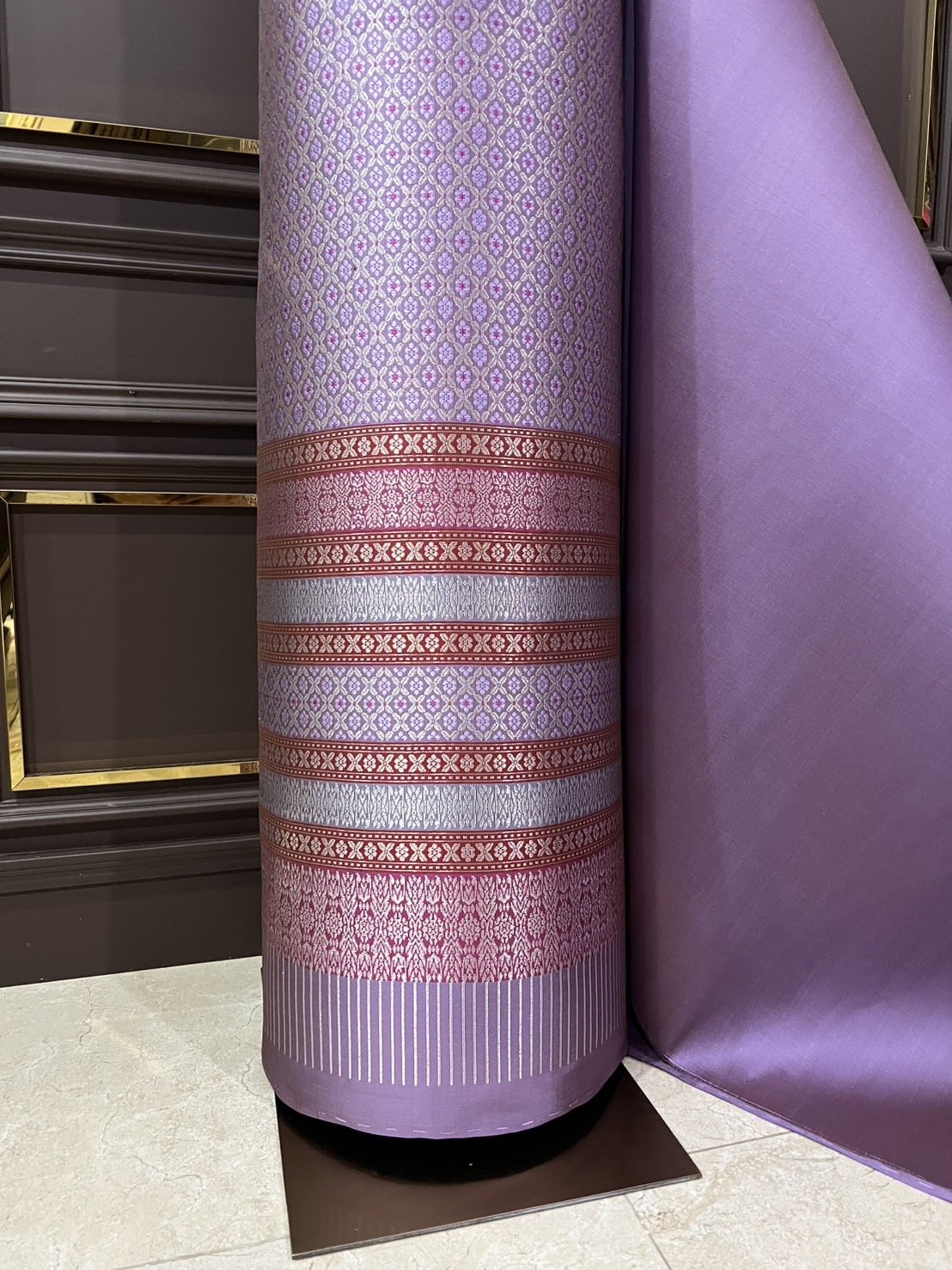 (ผ้าชุด)ผ้าไหมยกดอกลำพูน ยกดอกดิ้นเงิน ขนาด 1.02x4.44เมตร ลายแก้วกัลยา พื้นสีม่วง รหัส N90-29-TR0498