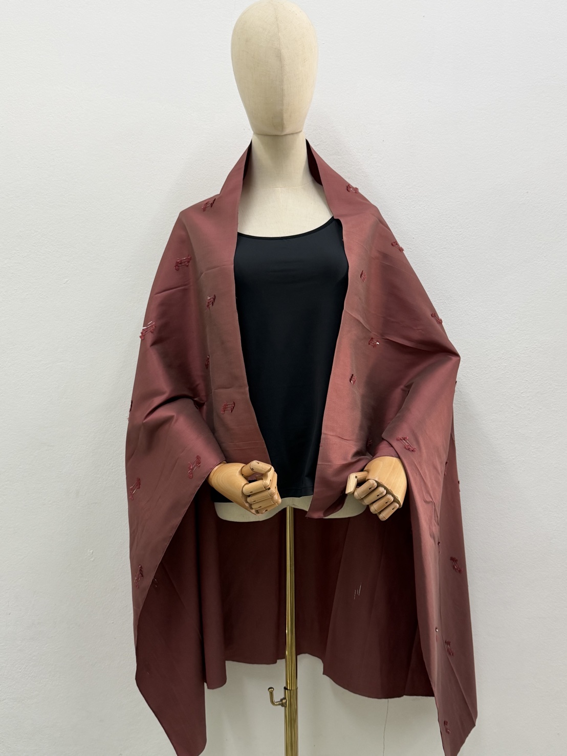 ผ้าพันคอ ลายแฟนซี ไหมแท้ แต่งลายโบว์ สีแดงอมชมพู ขนาด1เมตรx1.45เมตร รหัส MC-CT-ME-0825681