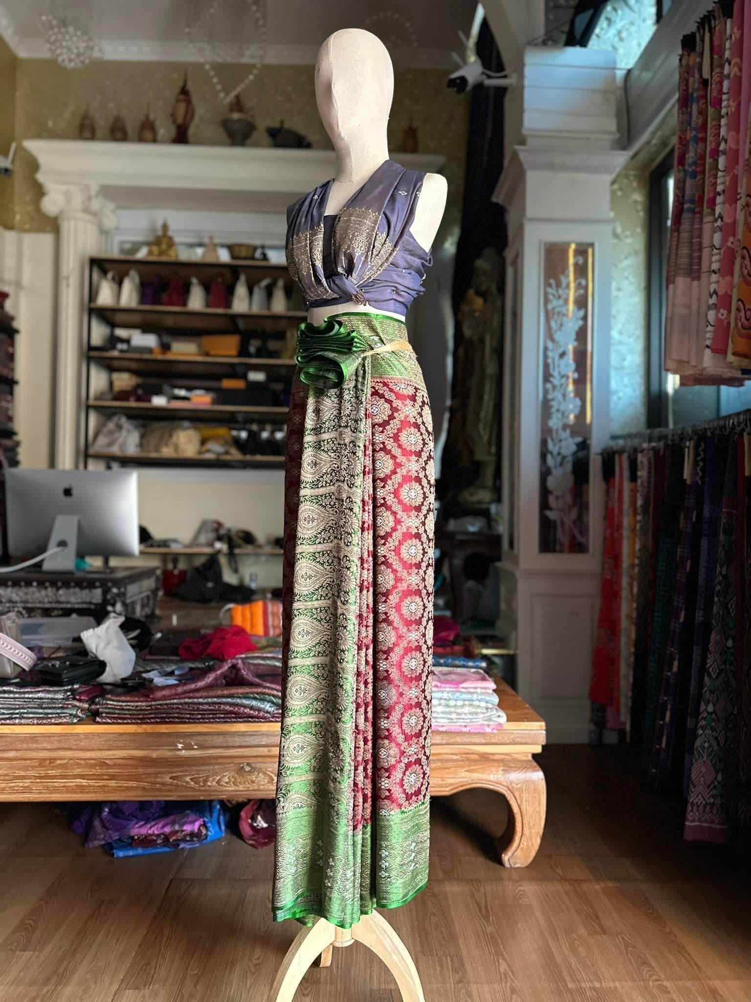 ซิ่น ผ้าปาโตล่า เส้นยืนไหมแท้ ขนาด 112x460ซม. พื้นสีแดง สีเขียว รหัส N9-SIL-GK2