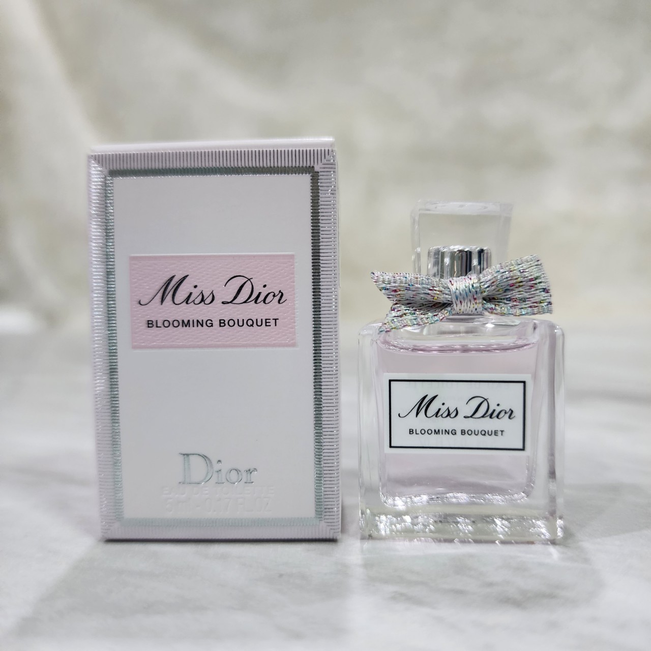น้ำหอมจิ๋วมินิ Dior Miss Dior Blooming Bouquet EDT 5ml แบบแต้มมีกล่อง ( Mini Perfume น้ำหอมขนาดพกพา) น้ำหอมจิ๋วมินิ ขวดน่ารัก ตั้งโชว์ก็สวย พกพาก็สะดวก หัวแต้มตามจุดชีพจร