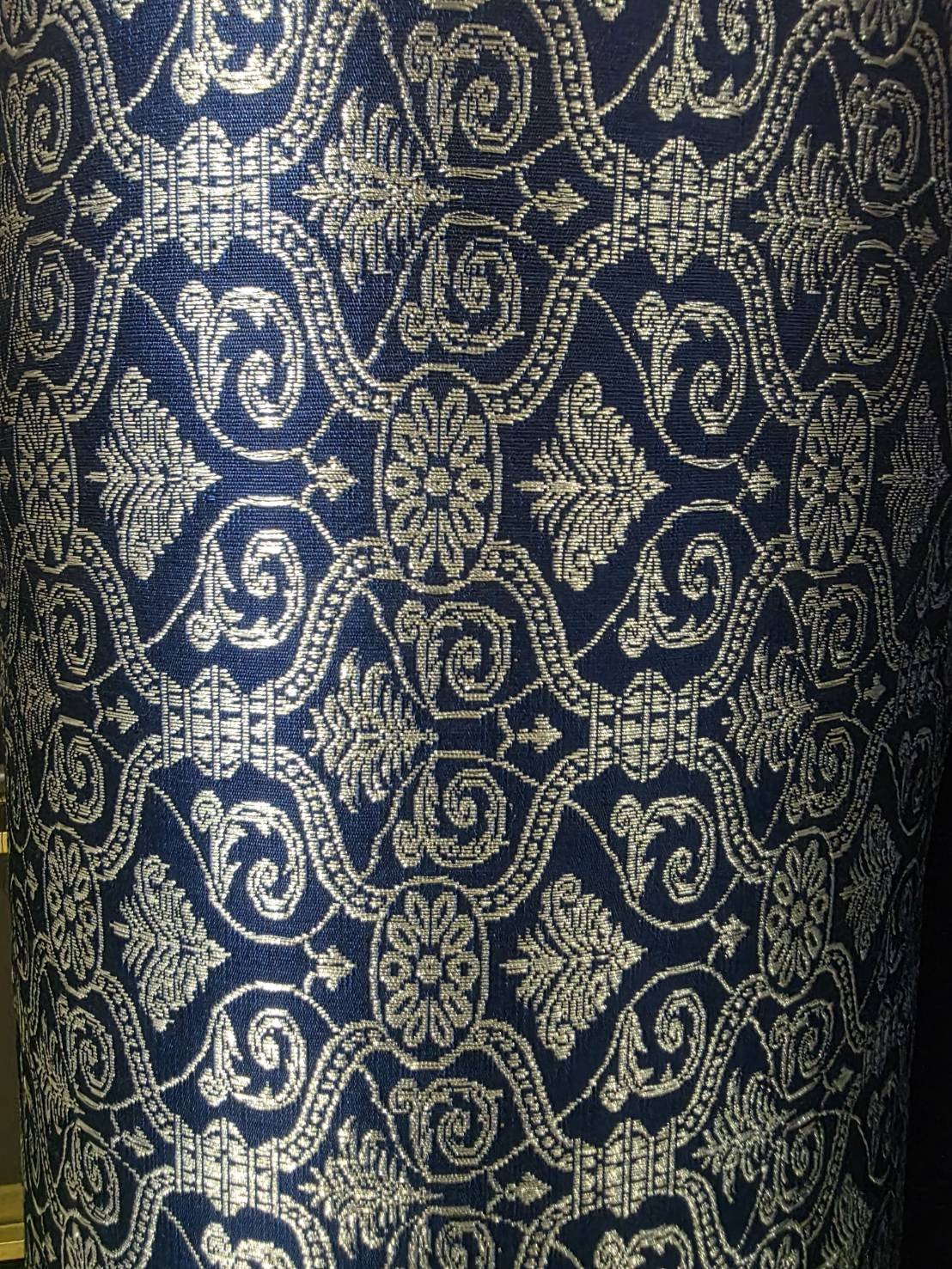 (ผ้าชุด)ผ้าไหมยกดอกลำพูน เกาะเชิงดิ้นเงิน ขนาด 1.02x4.26เมตร ลายนารายณ์ทรงสุบรรณ พื้นสีกรม รหัส N90-29-R0002