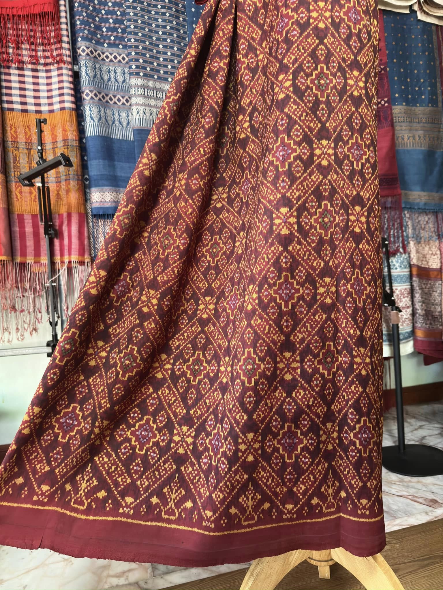 ซิ่น พระตะบอง ผ้าจามทอสามตะกอ ขนาด 118x160ซม พื้นสีแดง รหัส N9-SIL-AJ24