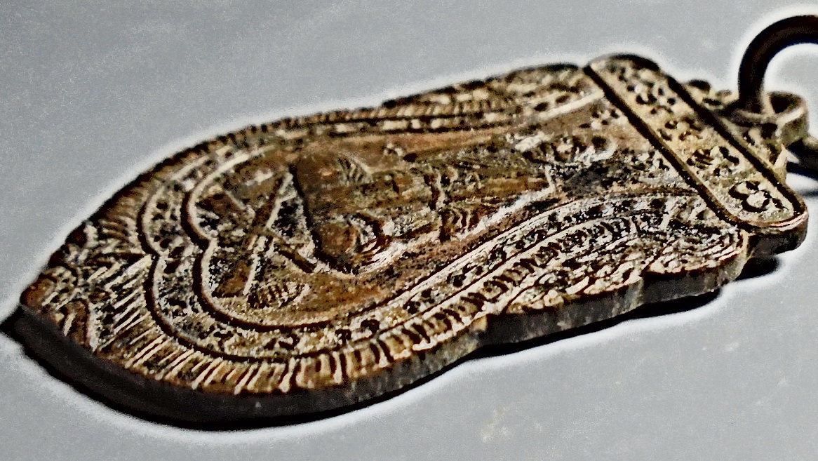 เหรียญปืนไขว้ หลวงพ่อพุฒ วัดกลางบางพระ ปี 2533 มีโค๊ต