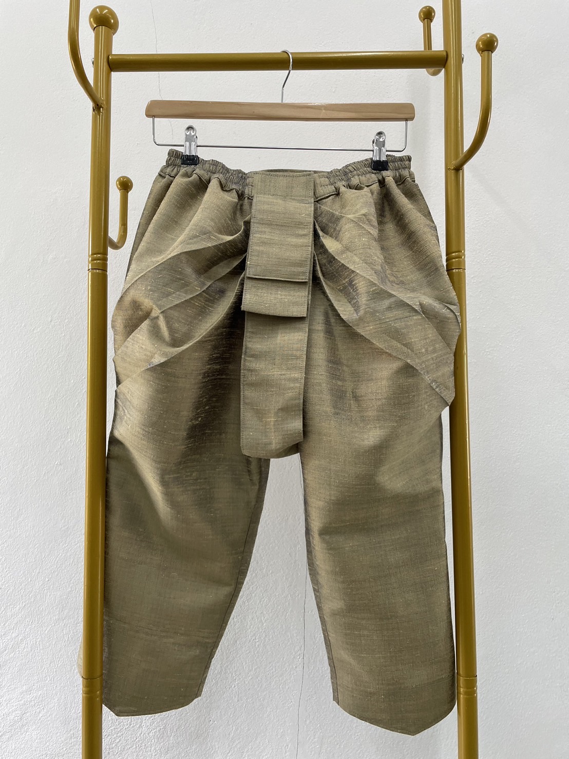 สั่งตัดเย็บ โจงกระเบน เอวยางยืด ติดตะขอ มีซิปซ่อนหลังทบหน้าผ้าโจง ทรงตามแบบ (ไม่รวมผ้า) รหัส CUT-JHN-0730671