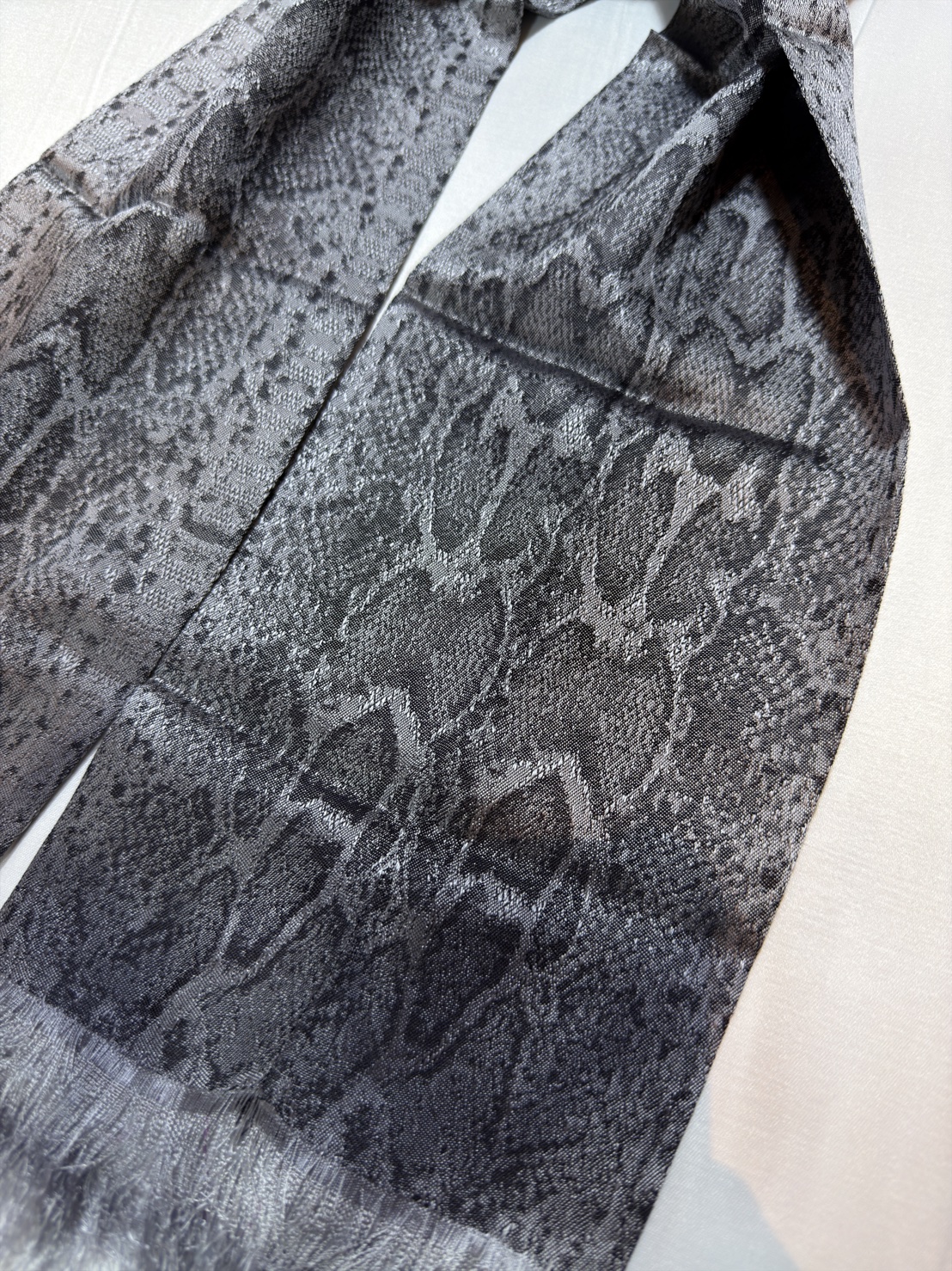 ผ้าพันคอไหม ขนาด 16x156ซม. มีนางหน้าชายครุย ลายโฮลนาคา พื้นสีเทาดำ L4E-76-12046815